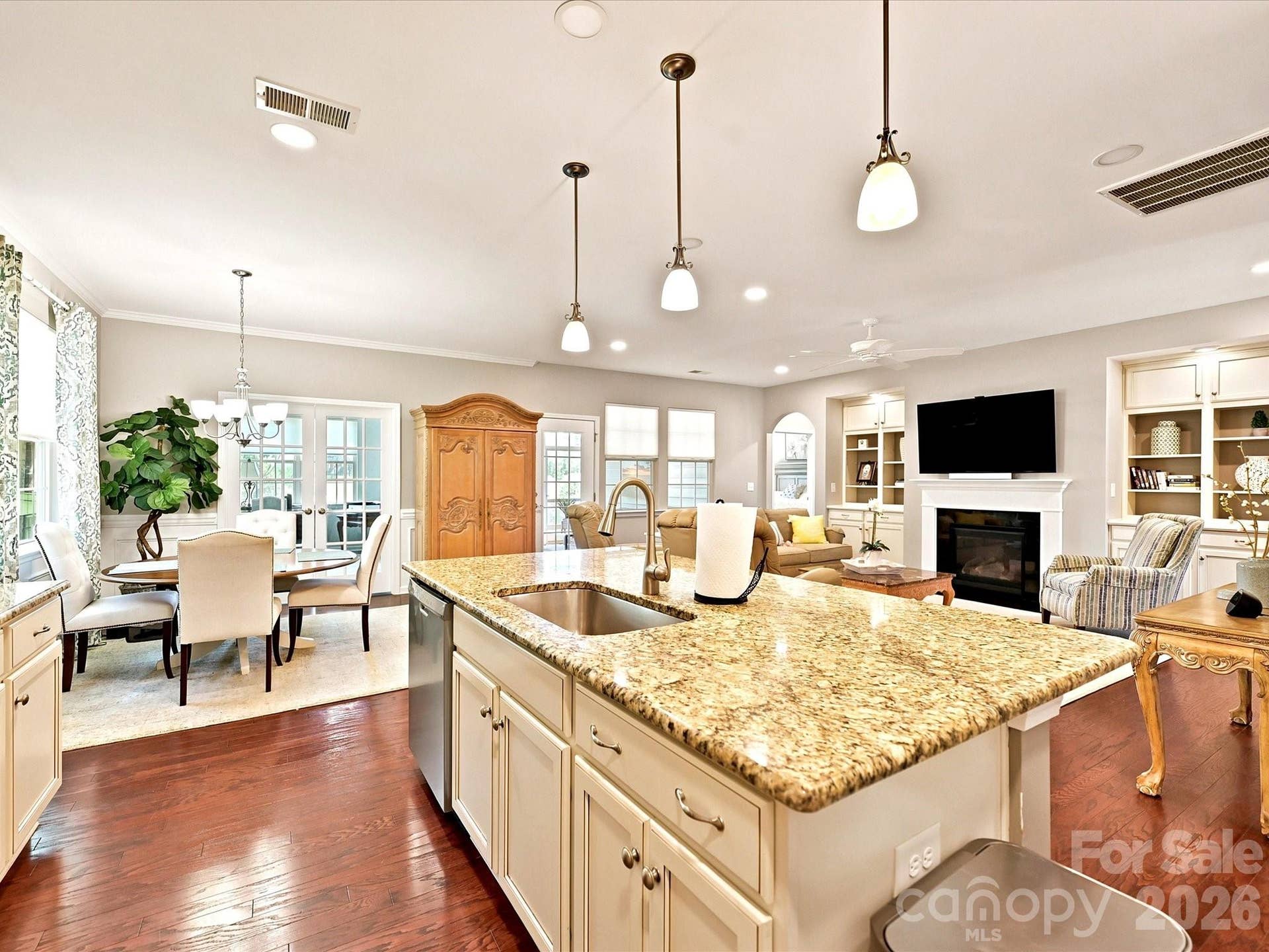 Open floorplan so you can see everyone from the island