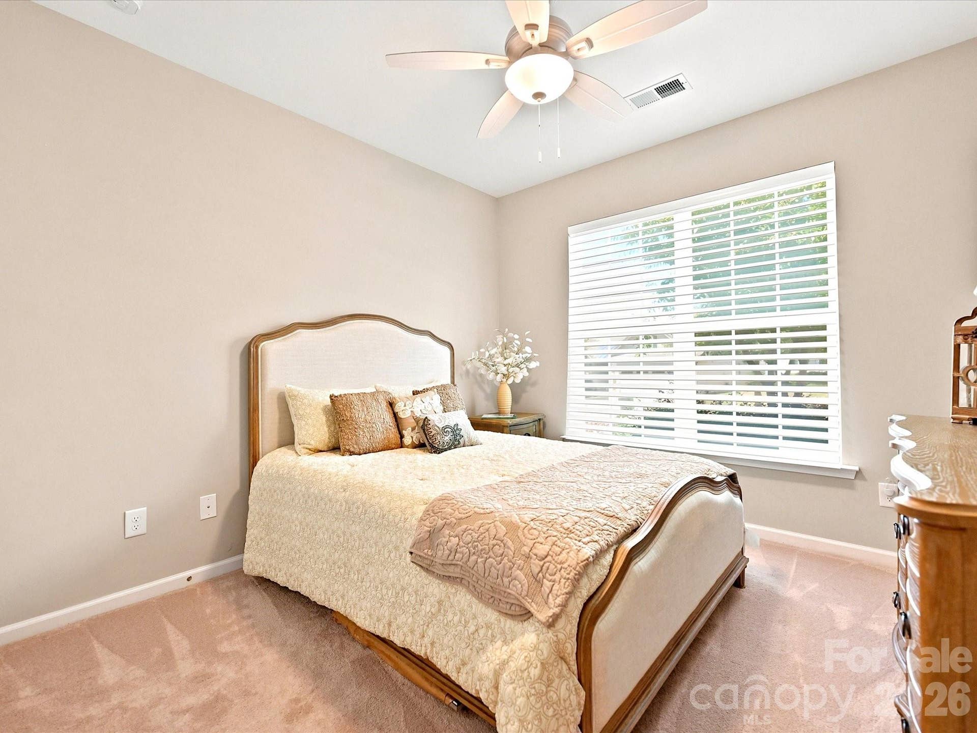Guest suite with ceiling fan