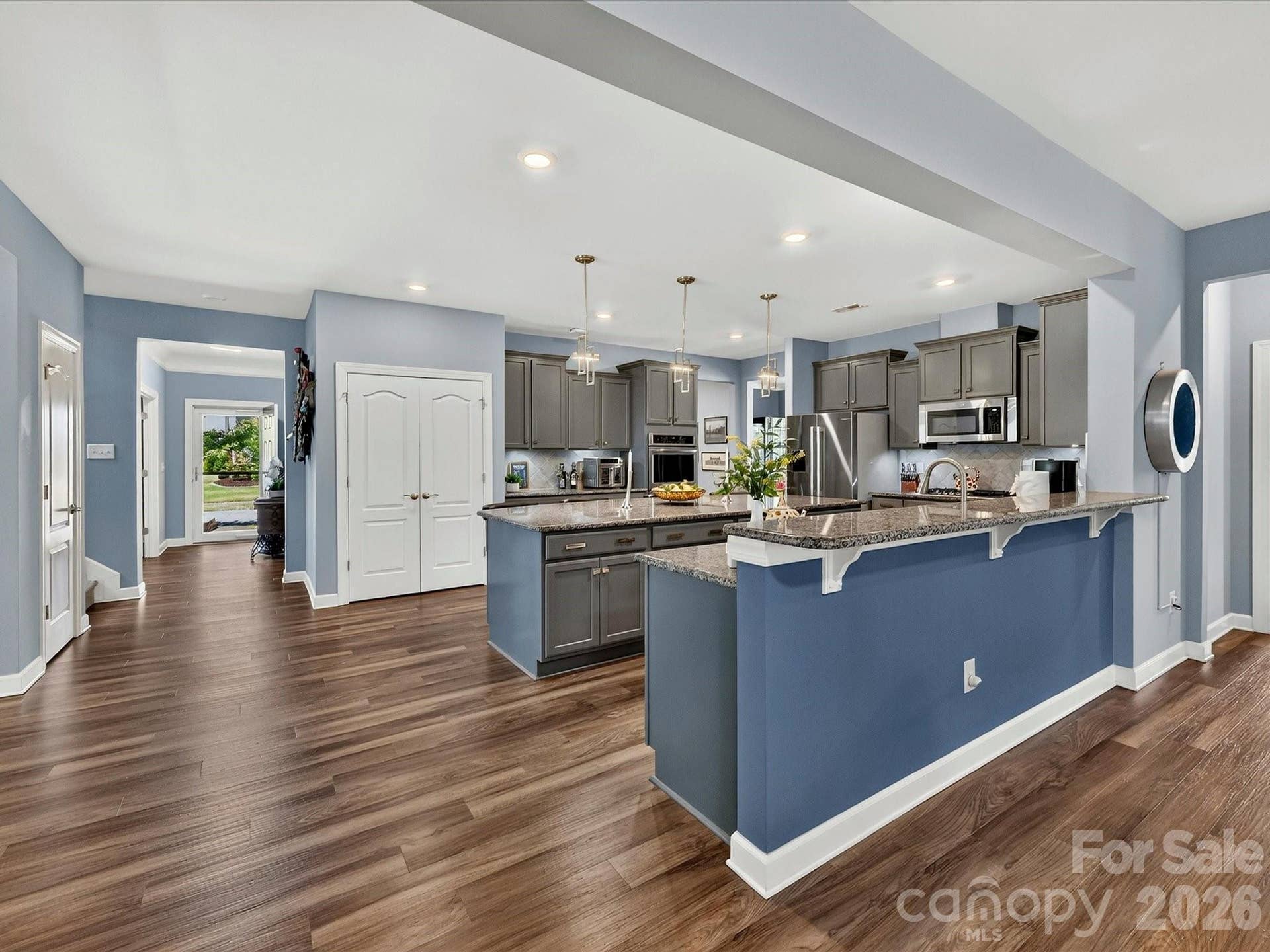 Kitchen with BOTH Breakfast Bar and Center Island!