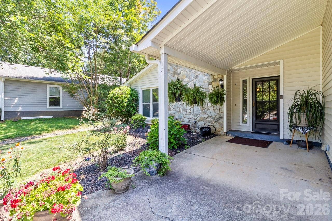 6325 Ellesmere Court, Charlotte, NC 28227 6325 Ellesmere Court, Charlotte, NC 28227