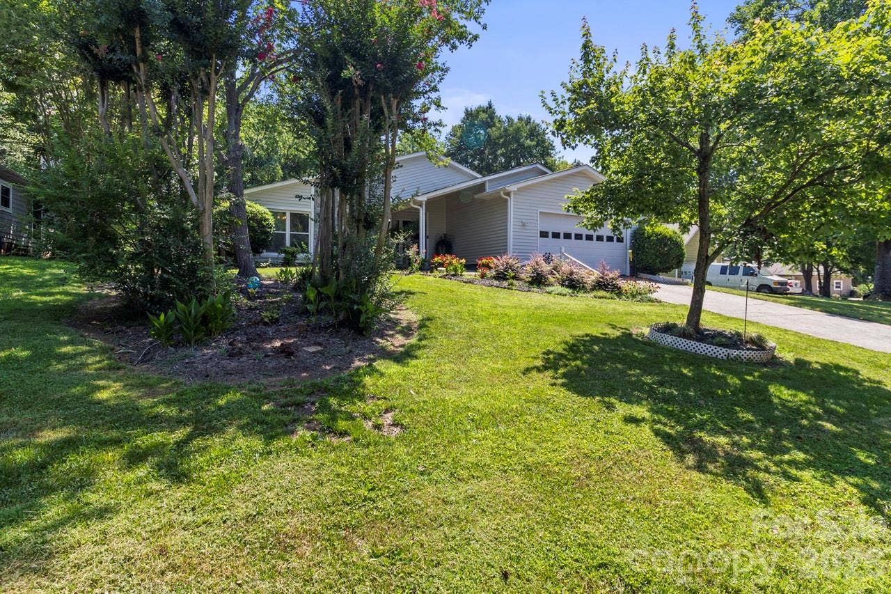 6325 Ellesmere Court, Charlotte, NC 28227 6325 Ellesmere Court, Charlotte, NC 28227