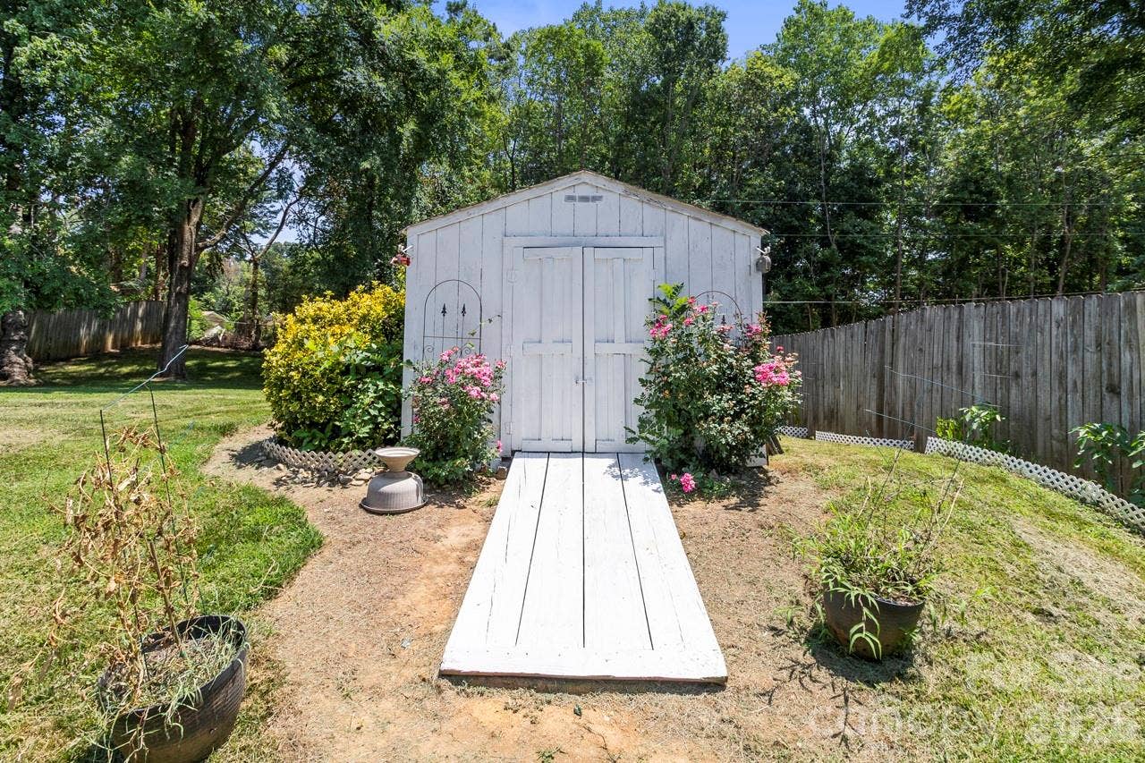 6325 Ellesmere Court, Charlotte, NC 28227 6325 Ellesmere Court, Charlotte, NC 28227