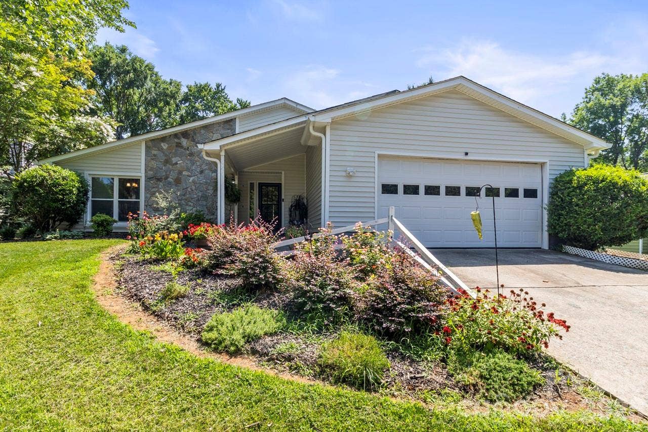 6325 Ellesmere Court, Charlotte, NC 28227 6325 Ellesmere Court, Charlotte, NC 28227