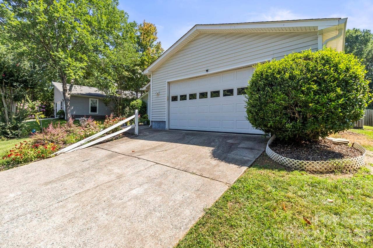 6325 Ellesmere Court, Charlotte, NC 28227 6325 Ellesmere Court, Charlotte, NC 28227