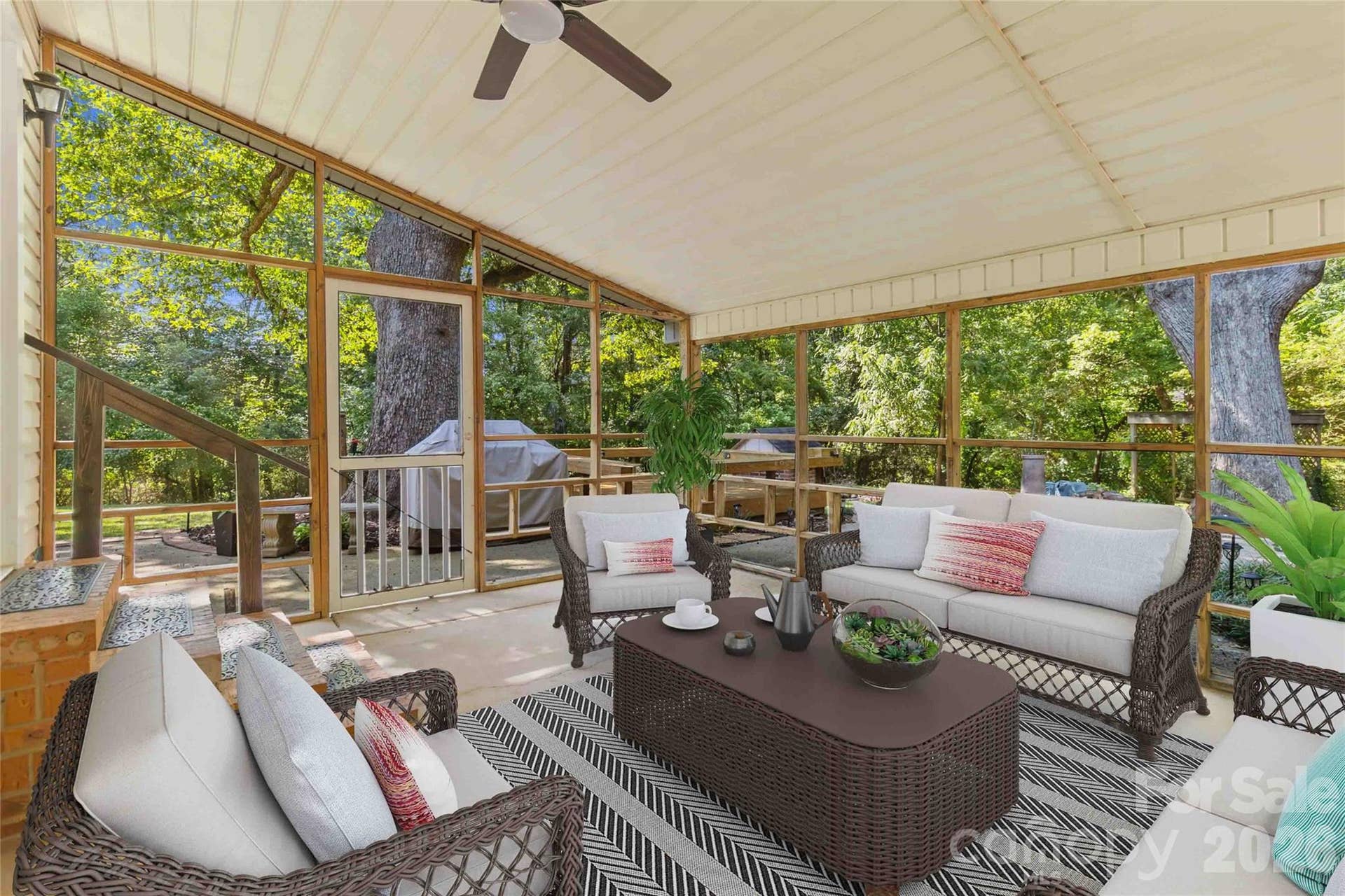 Virtual Staging of Screened in Porch