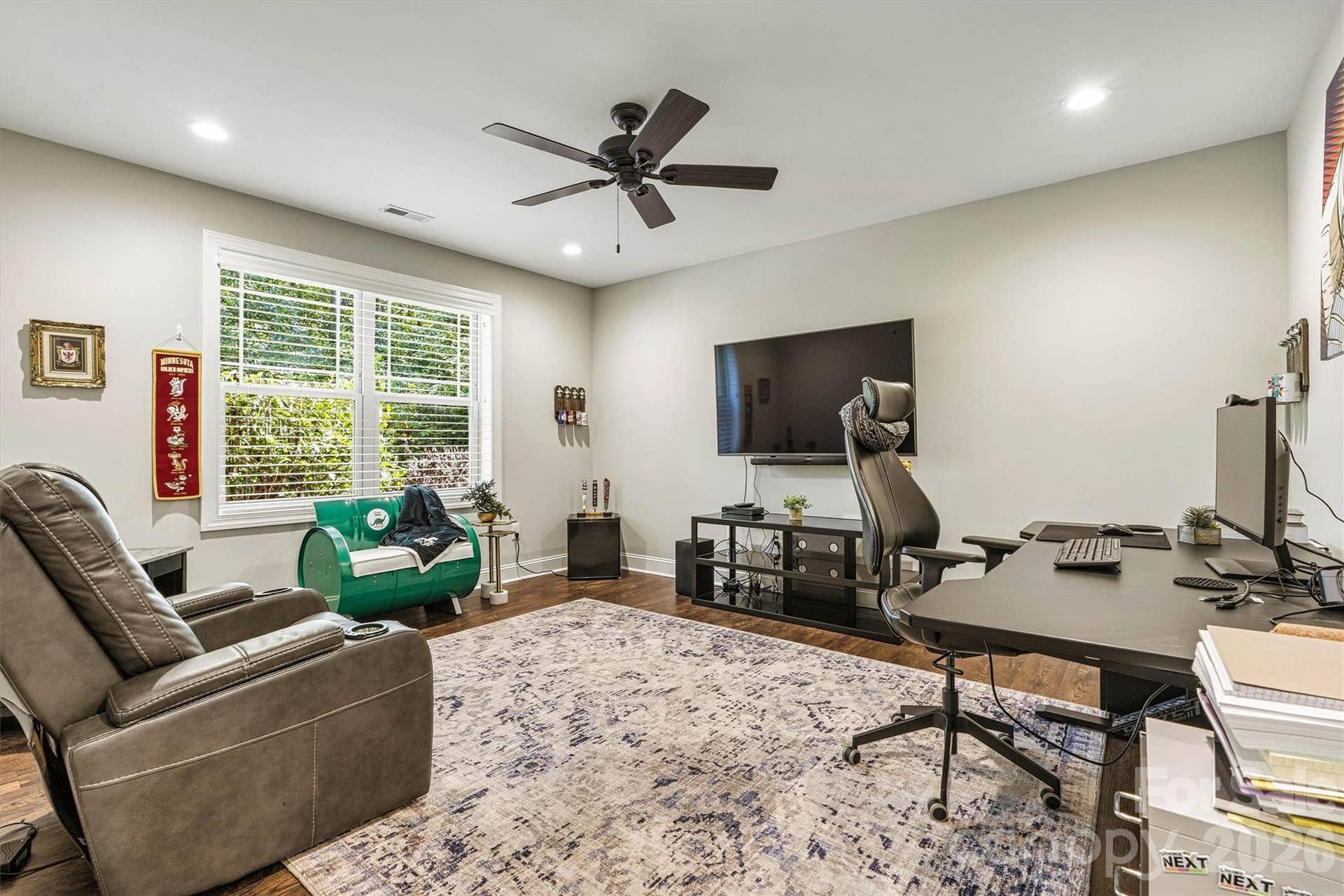 Need a home office? This is a great space for one. Lots of natural light and privacy.