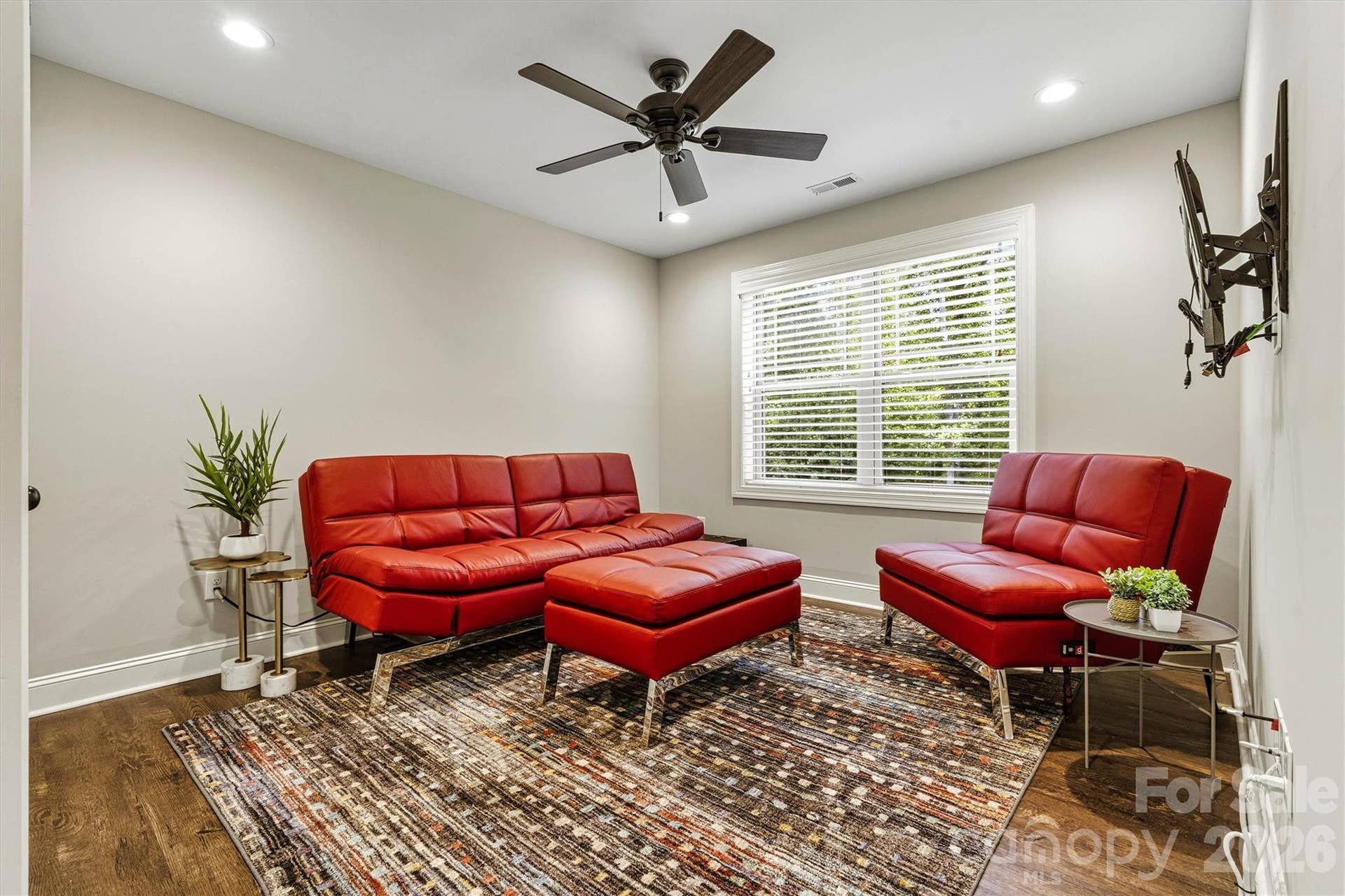 Having guests or need room for other family members? This 4th bedroom is a great addition.