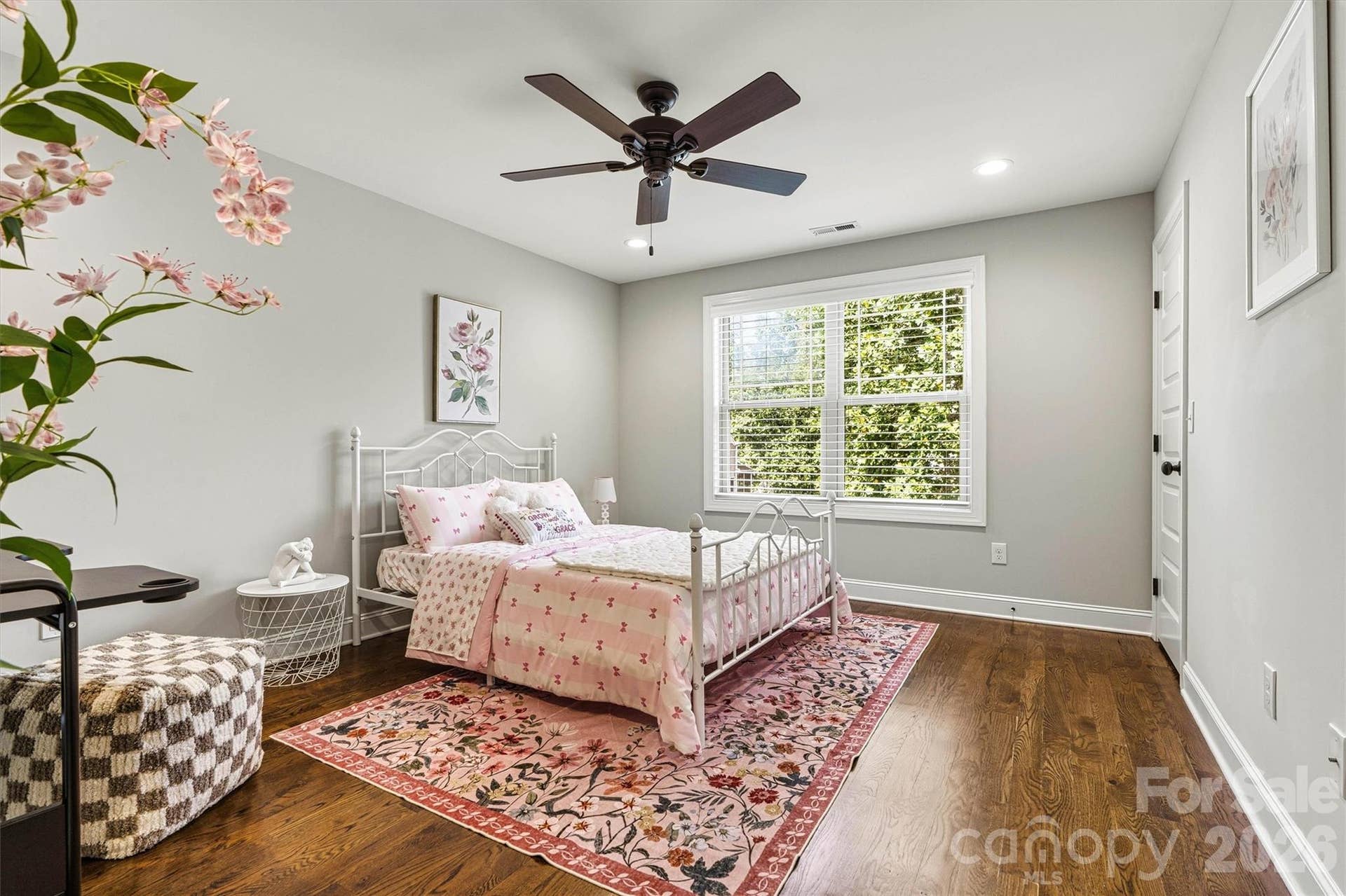 Secondary bedroom, with plenty of space and deep closet