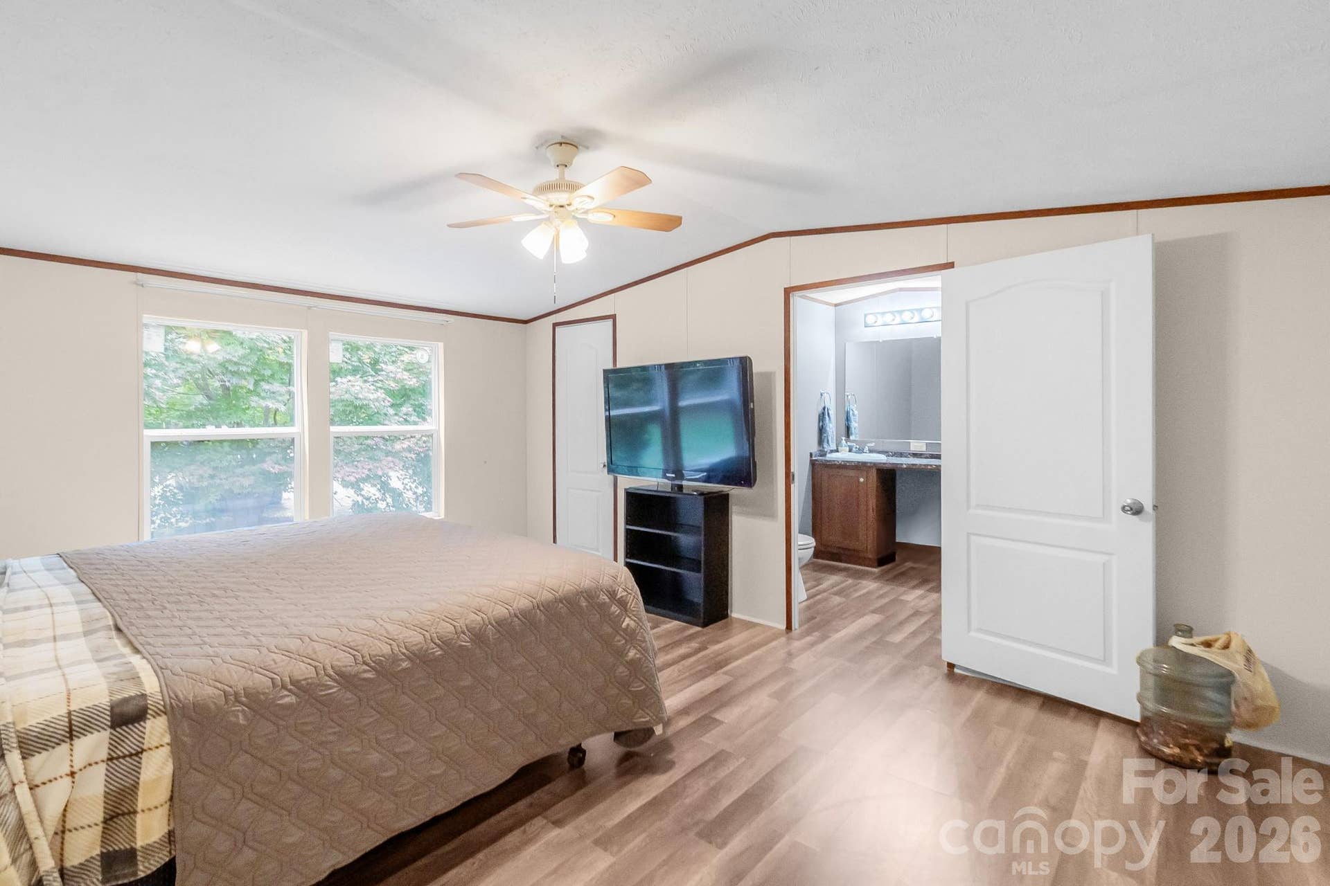 Main Bedroom with En Suite and Walk-in closet