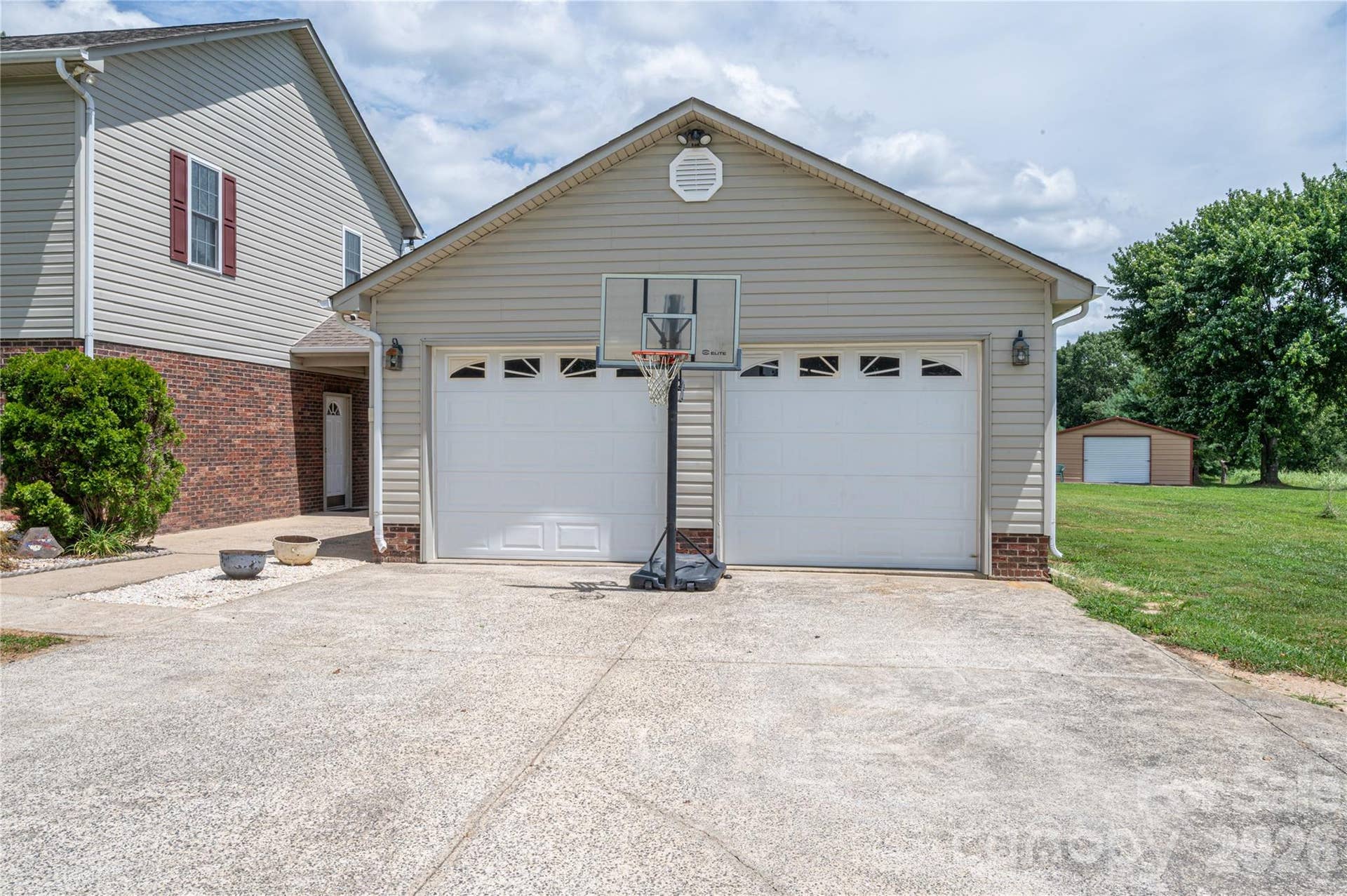 Detached 2-car garage