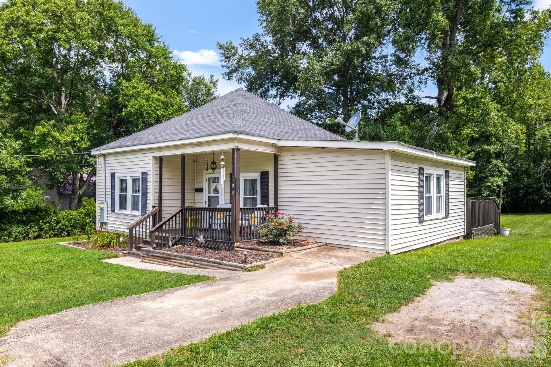 108 Richland Street, Clover, SC 29710 driveway + parking pad space