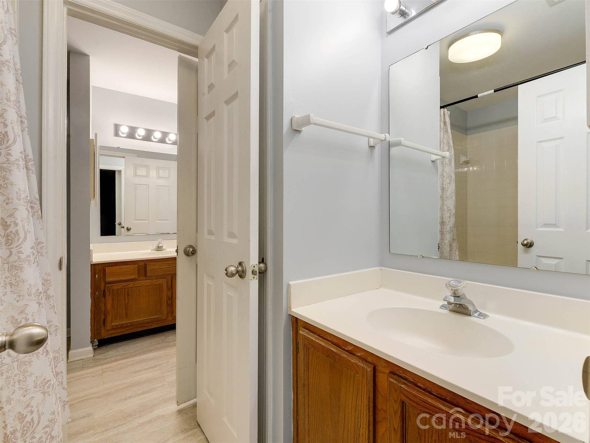 Additional sink and shower / bathtub