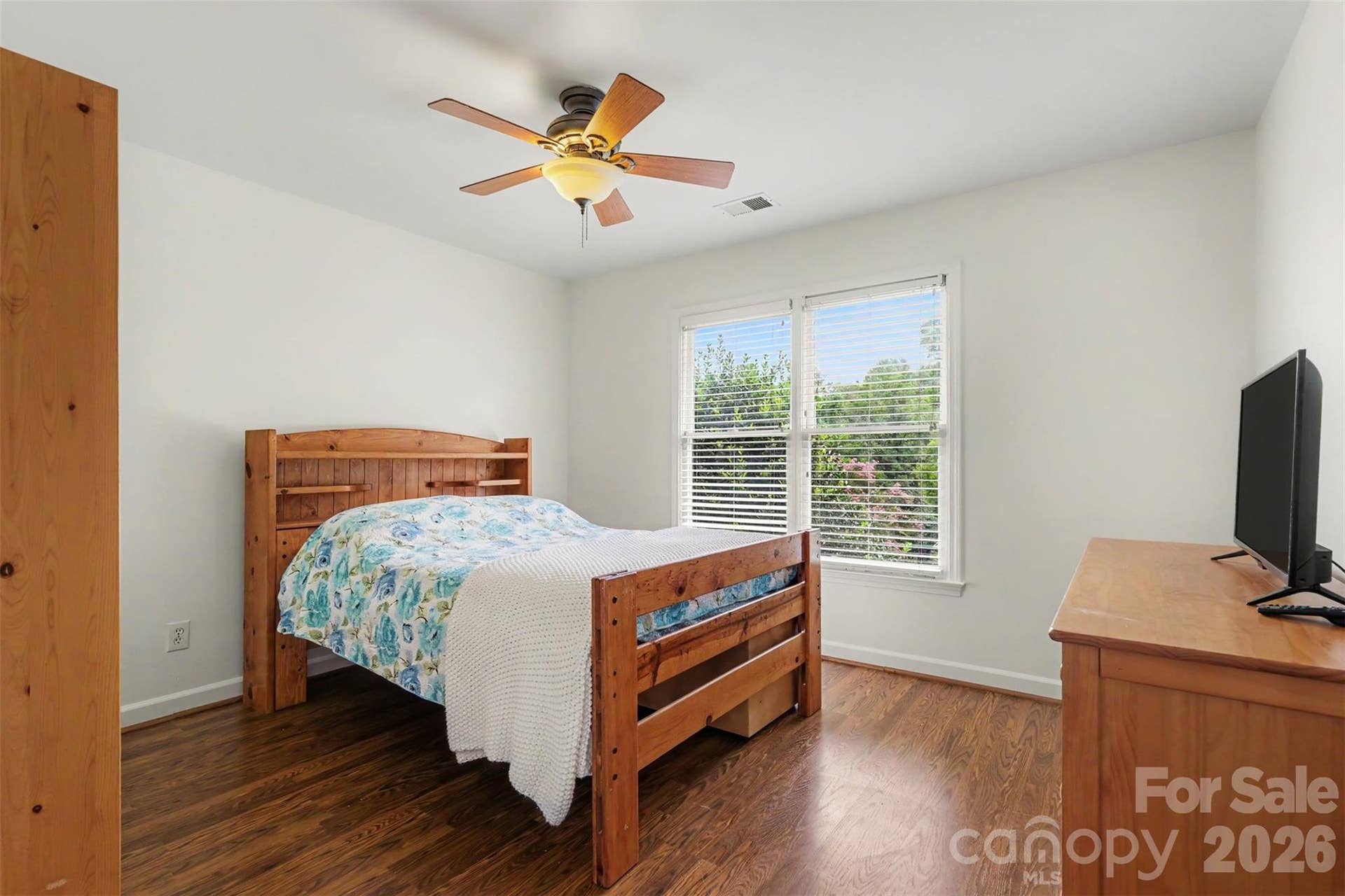 Secondary bedroom