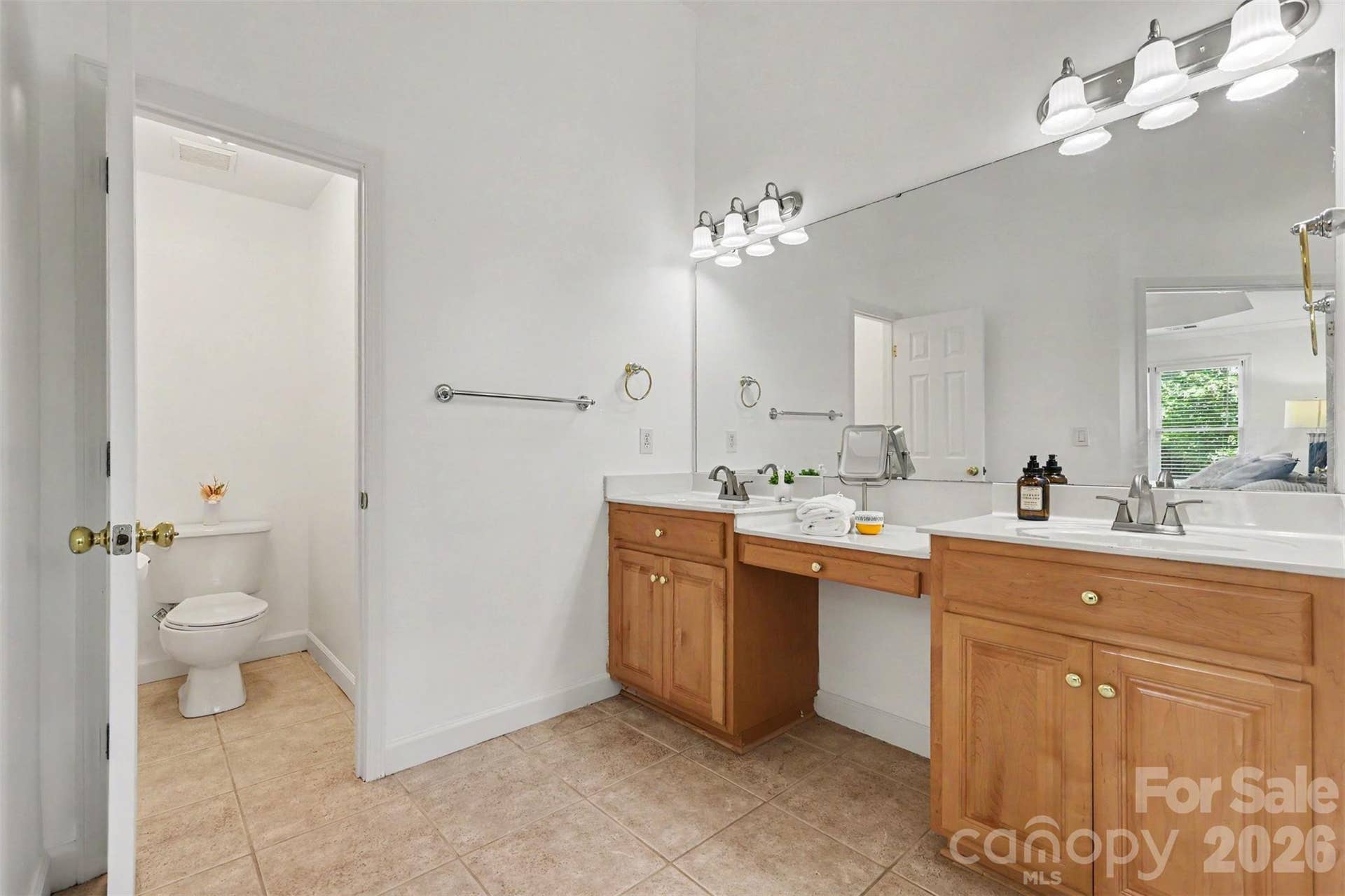 Double sinks with makeup counter