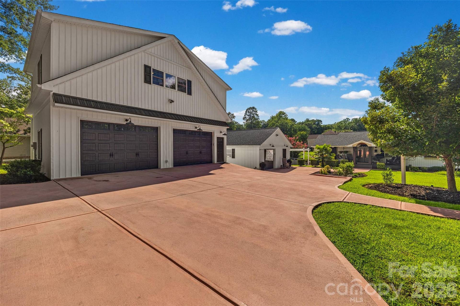 Beautiful U driveway, color tinted to impress. Garage is heated and cooled.