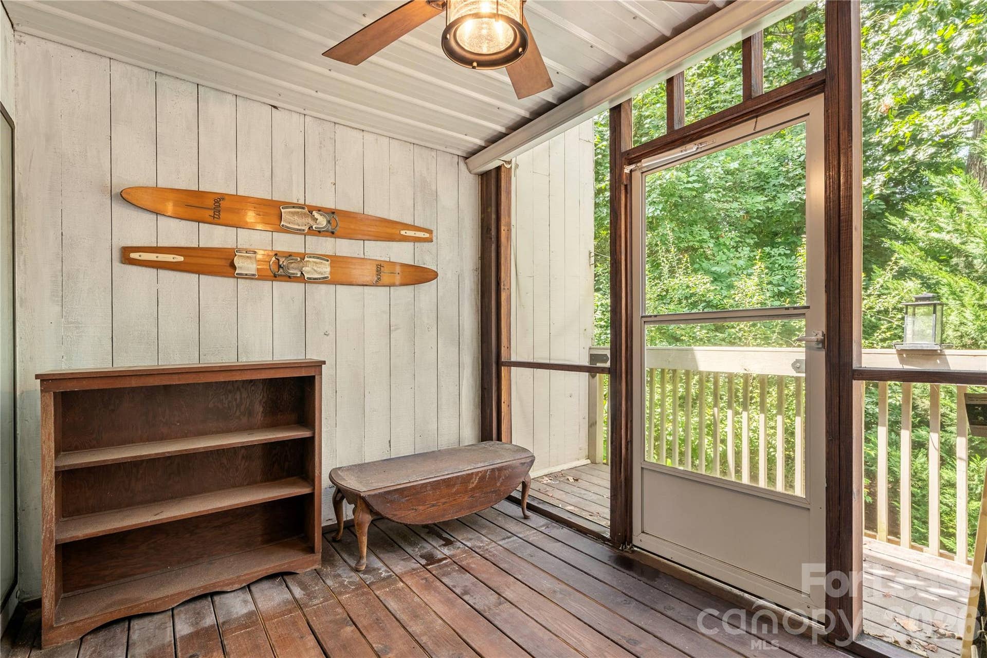 222 Riverview Terrace, Lake Wylie, SC 29710 Screened in porch off kitchen/dining room, main floor