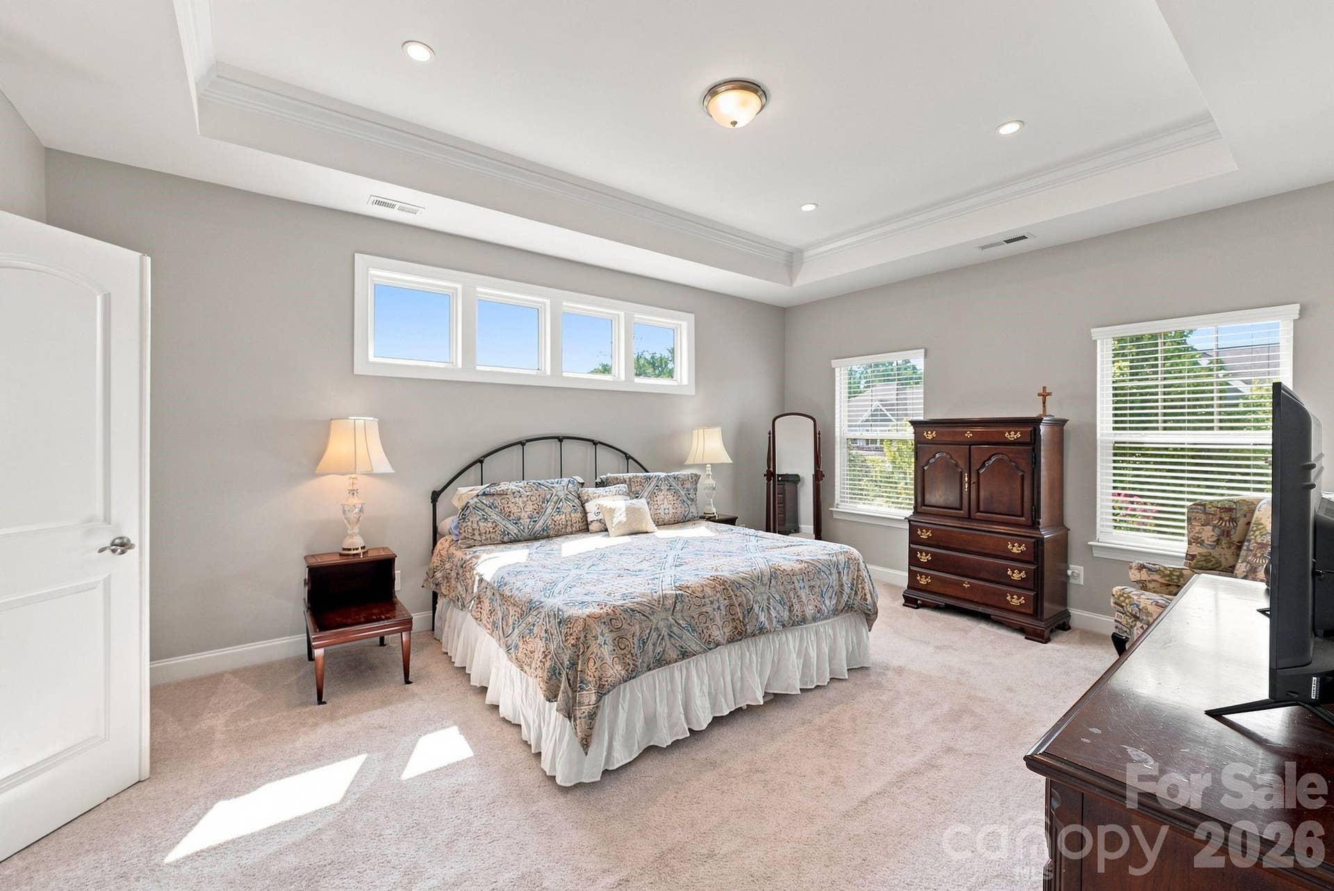 Huge primarysuite features tray ceiling