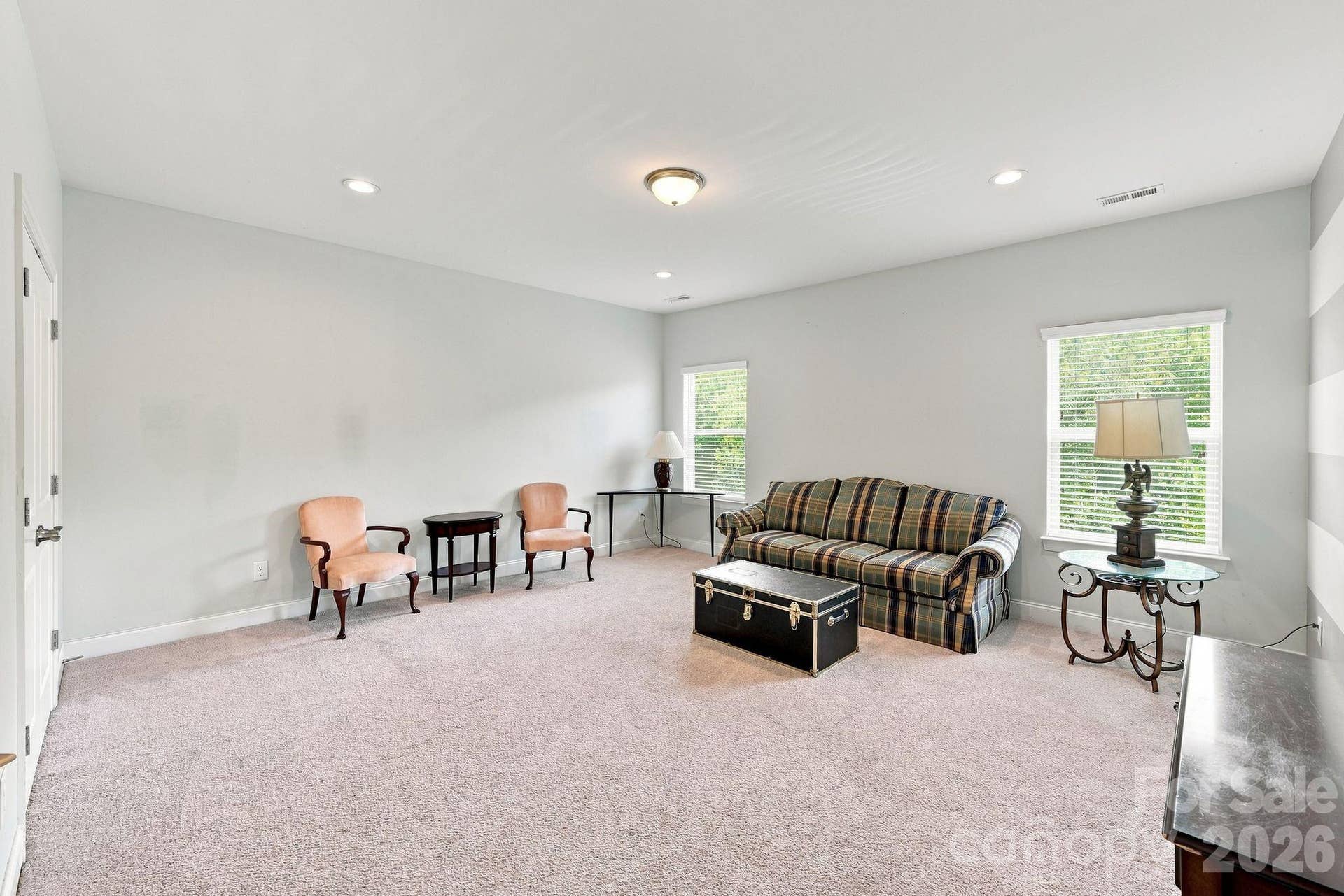 Flexible, large bonus room with closet can be fifth bedroom