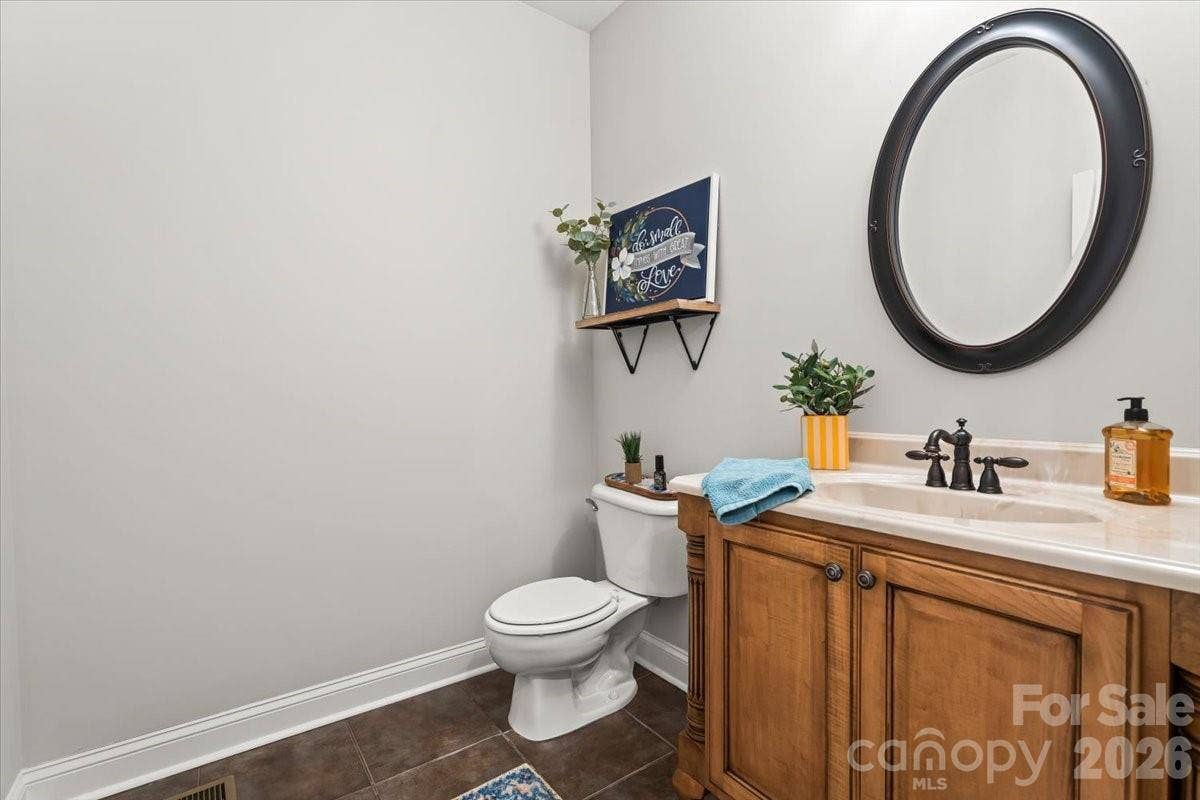 7832 Chapel Creek Drive, Denver, NC 28037 Powder Room