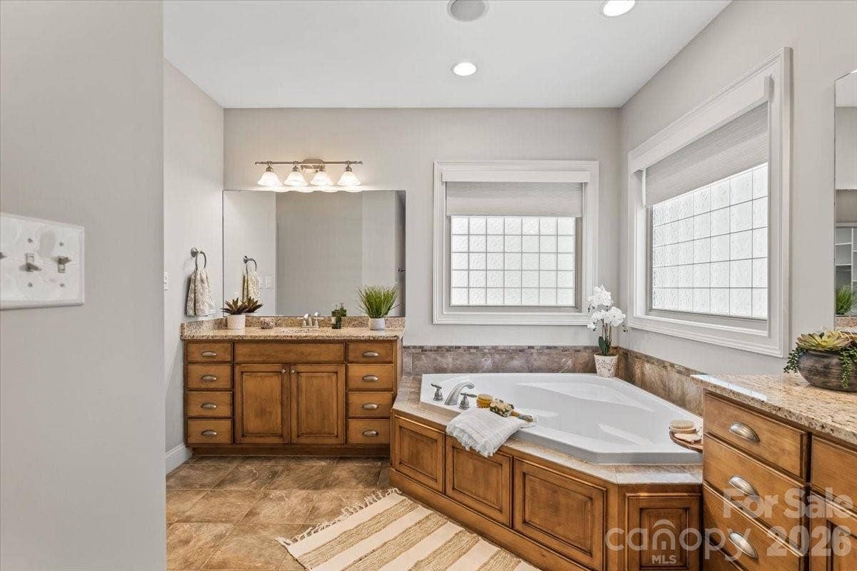 7832 Chapel Creek Drive, Denver, NC 28037 Double SInks