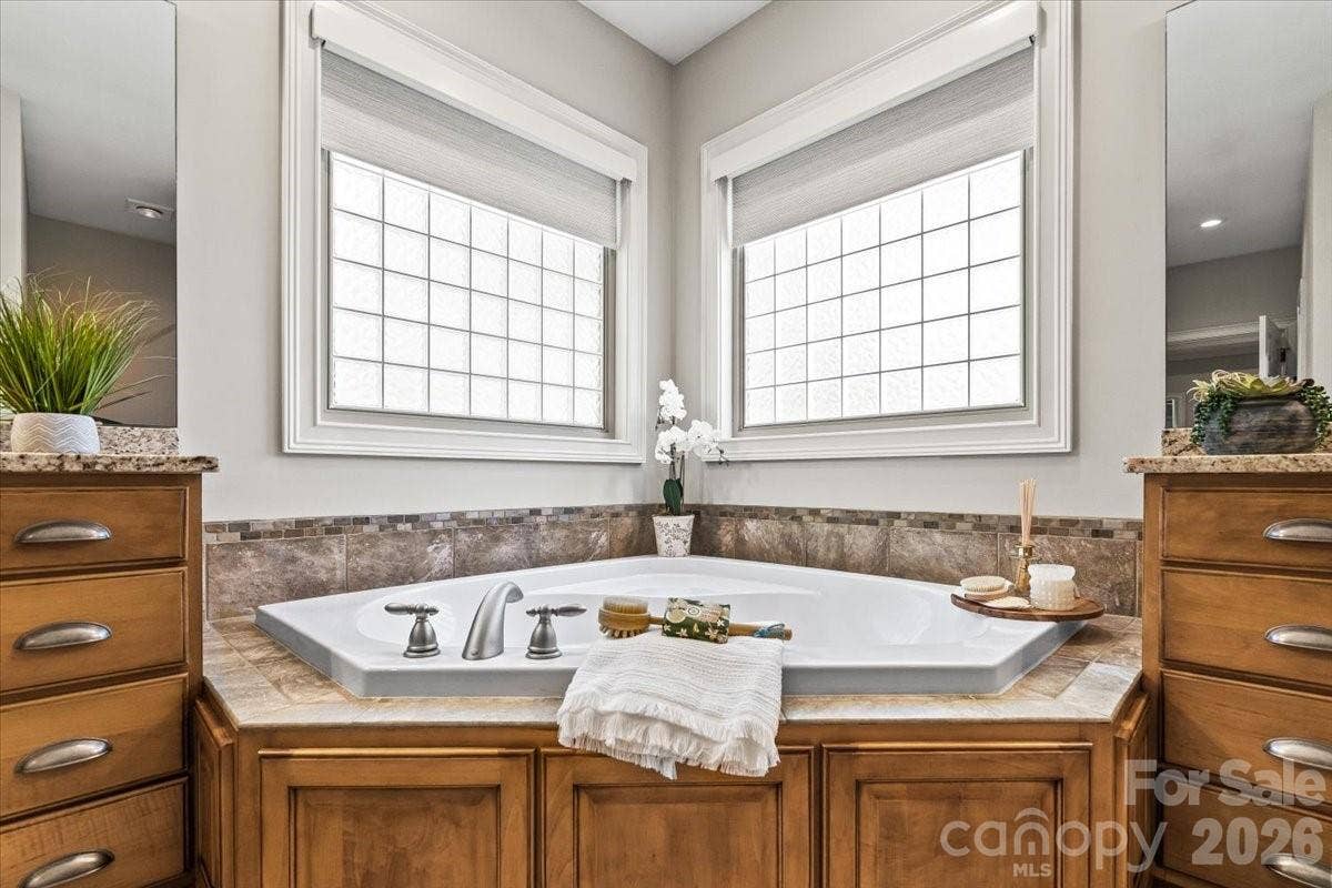 7832 Chapel Creek Drive, Denver, NC 28037 Jetted Tub