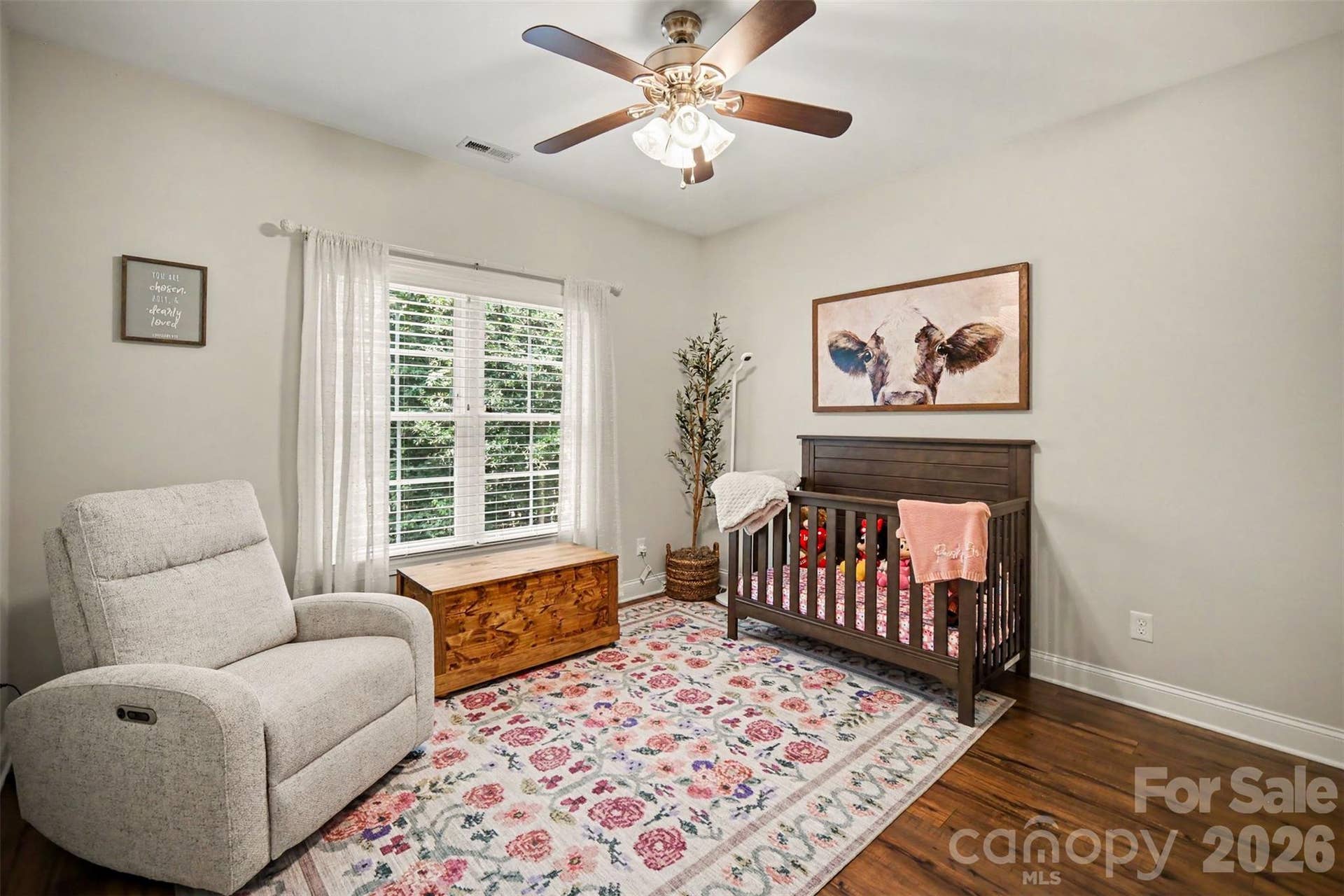 Secondary bedroom.
