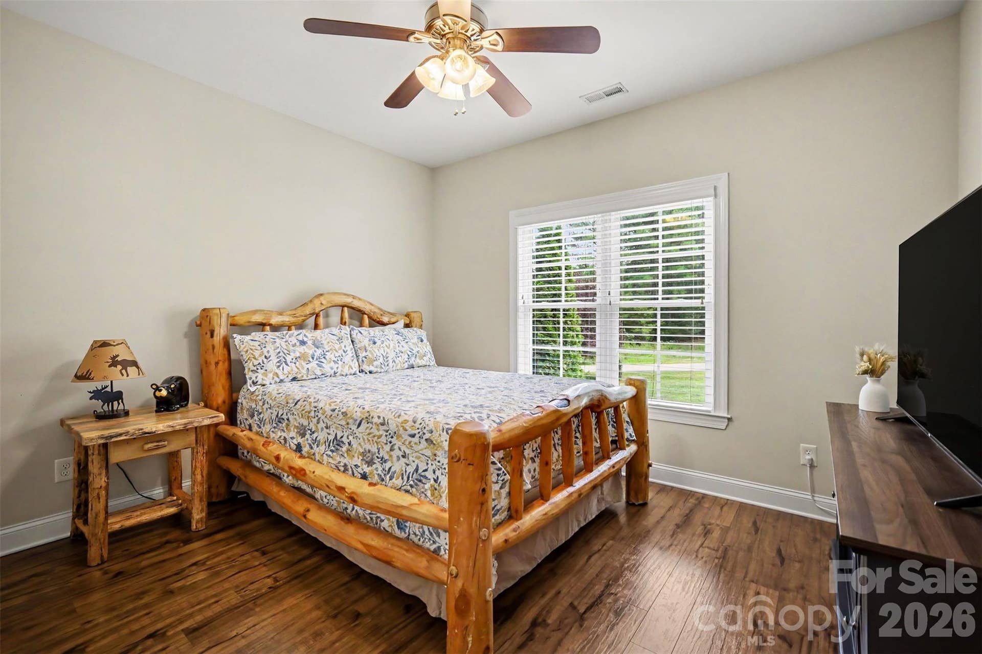 Secondary bedroom.
