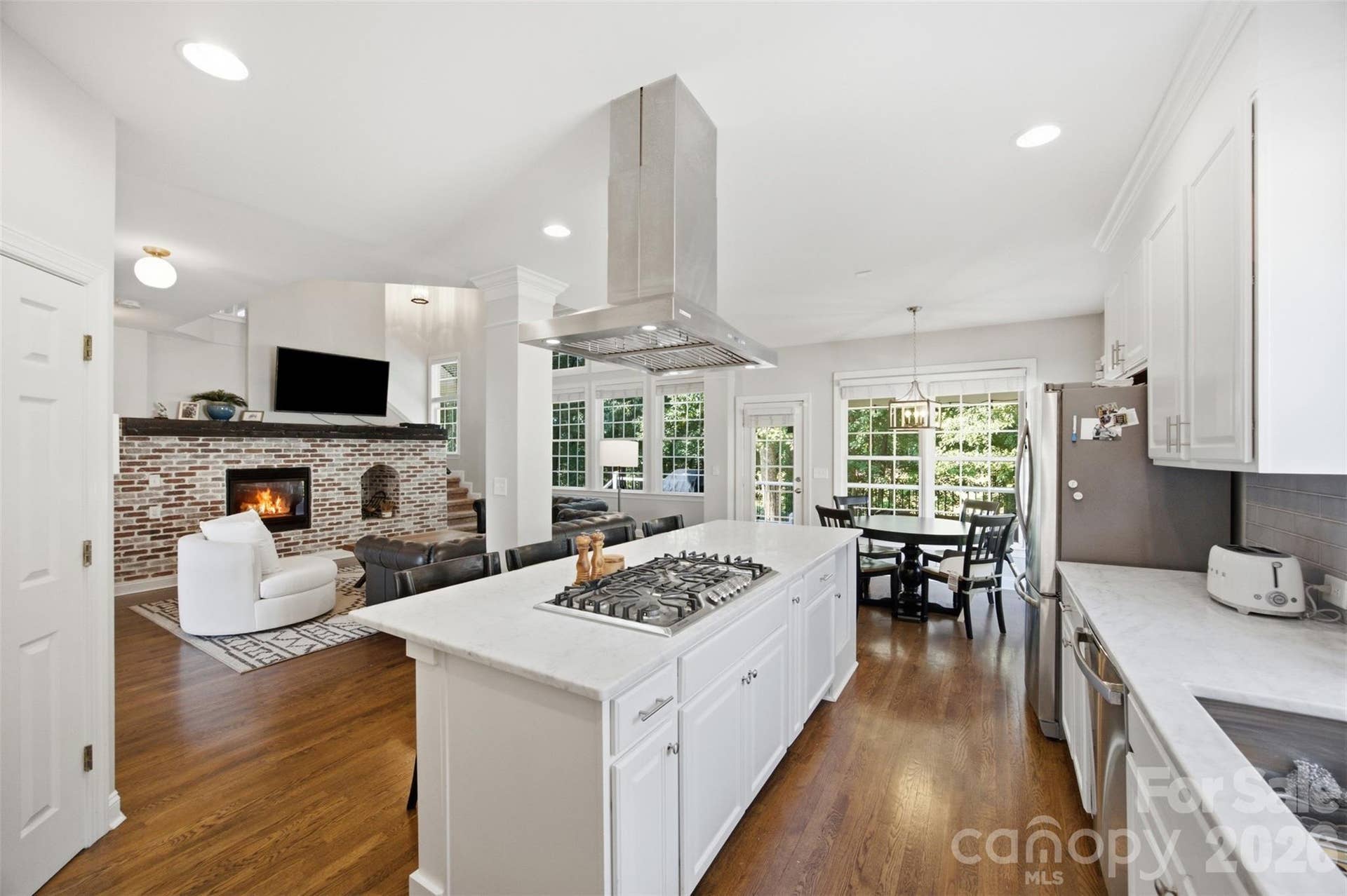 10104 Devonshire Drive, Huntersville, NC 28078 Lots of natrual light