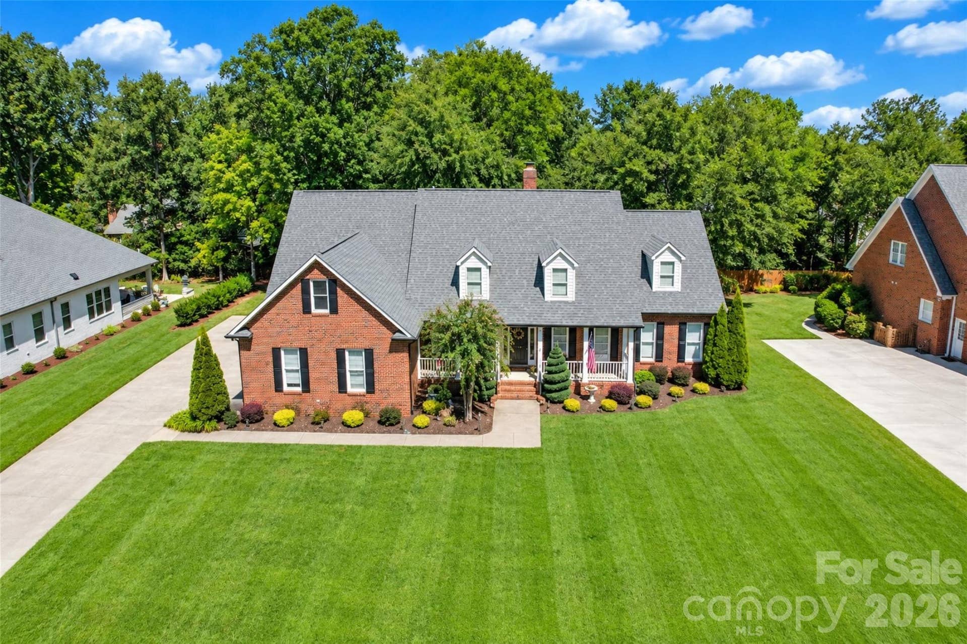 5480 Glen Forest Drive, Charlotte, NC 28226 New FASCIA boxing (2022) and new Upstairs windows (2015). Convenient Multiple-Car Driveway estimated for 10 cars.