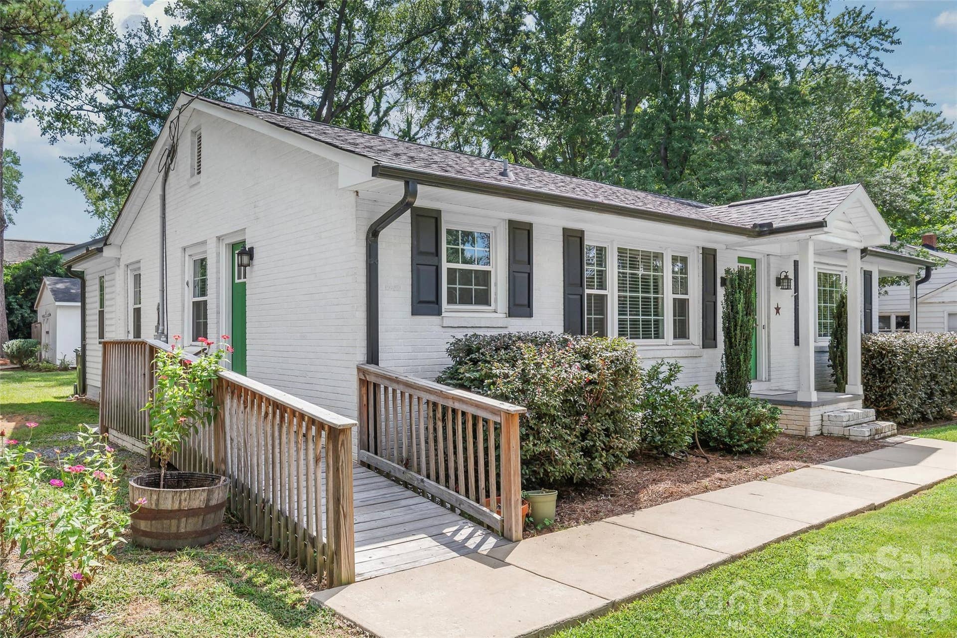 Accessibility made easy! With a convenient side ramp leading straight into the main home, everyday living is smooth, safe, and stress-free.