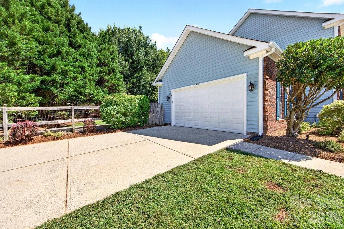 2901 Firewood Drive, Matthews, NC 28105 2901 Firewood Drive, Matthews, NC 28105