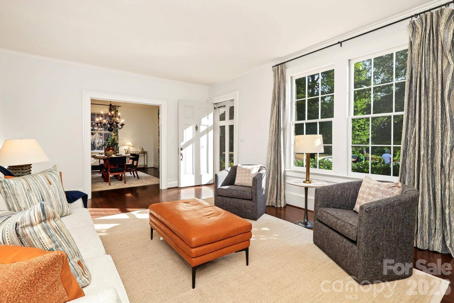 Welcoming entry space with 9' ceilings and hardwood floors throughout
