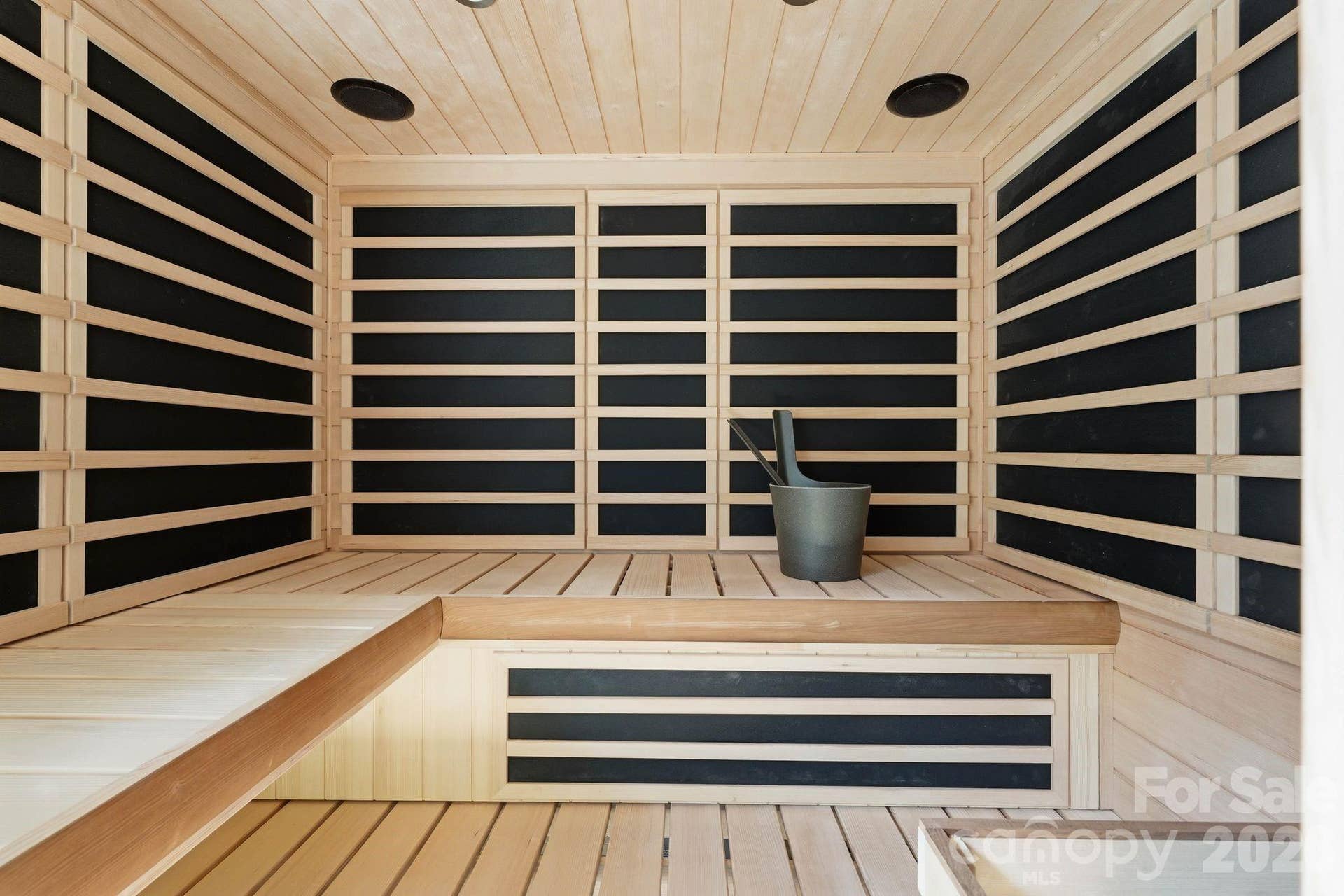 Walk-in-Sauna                  (Seats 4)