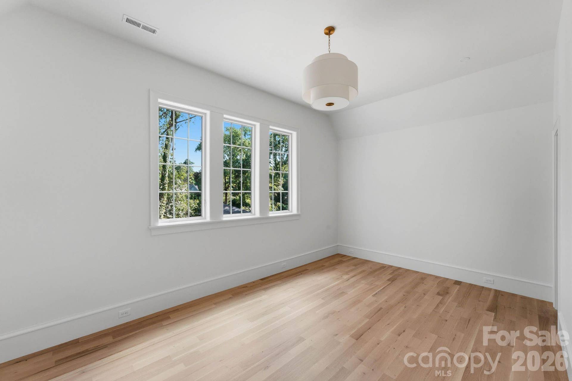 Upper Bedroom (20'x13') Hardwood Floors