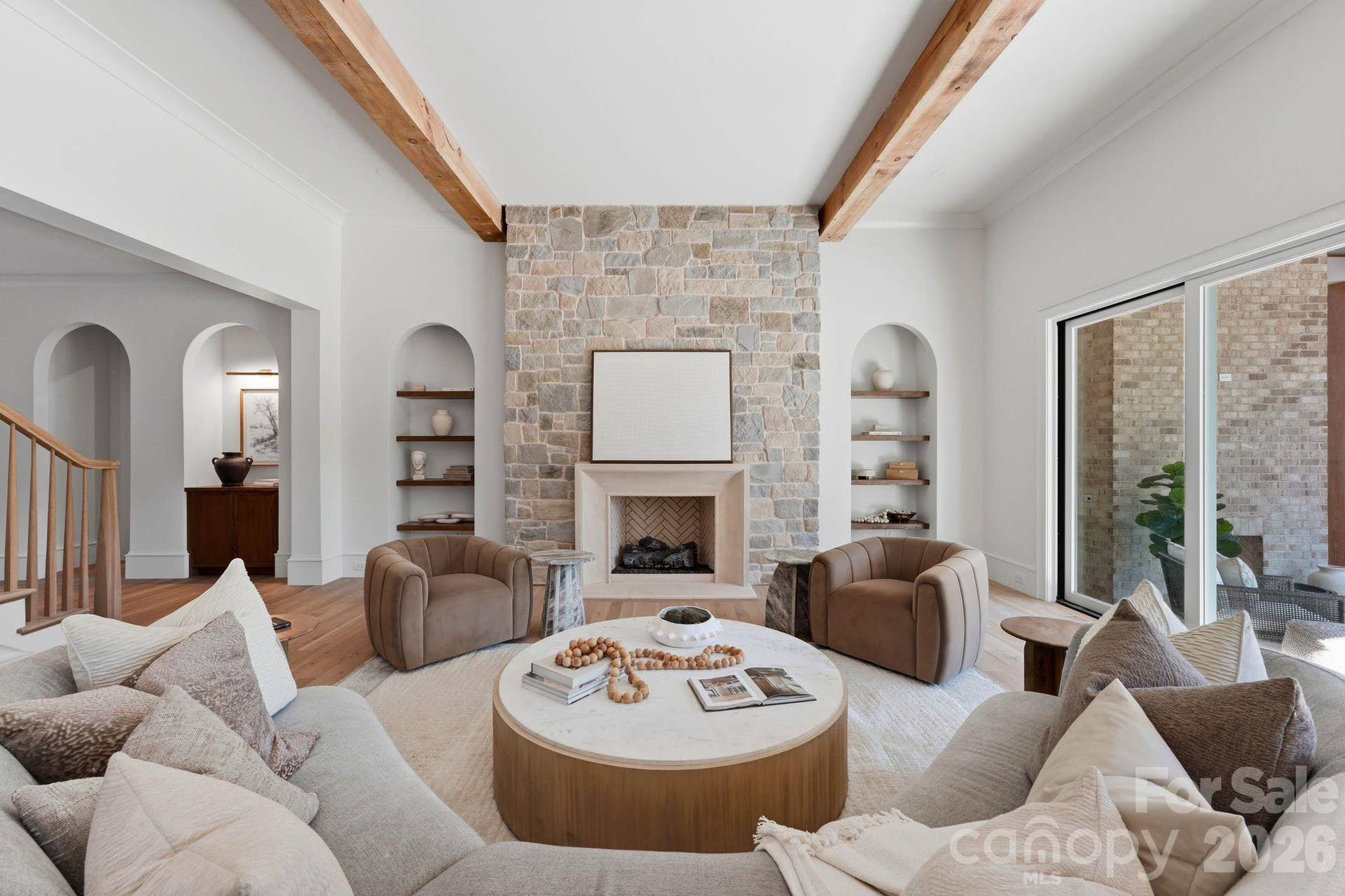Living Room (23'x22') Gas Fireplace