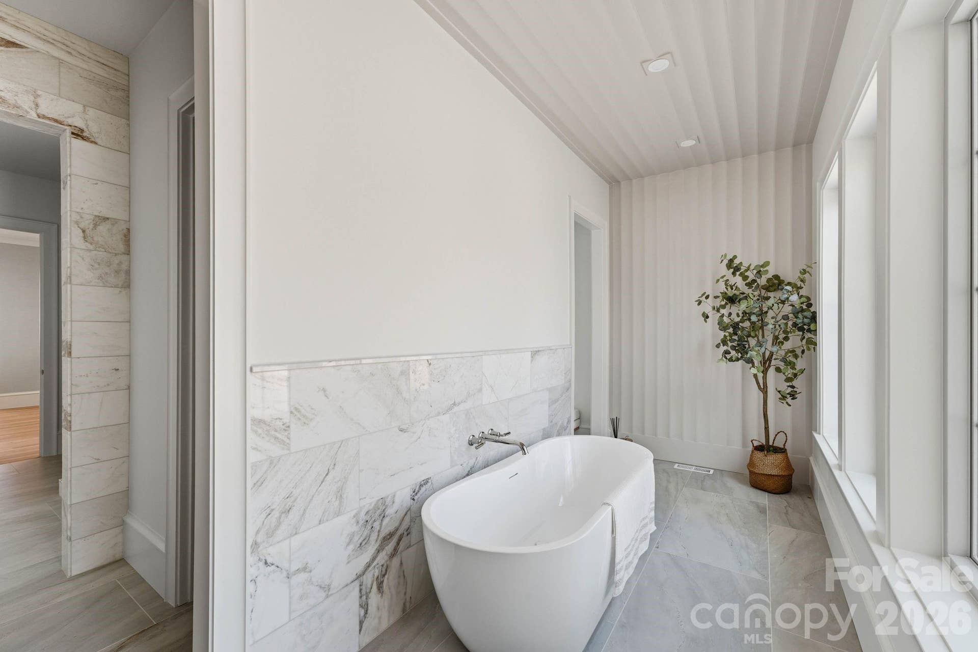 Primary Soaker Tub Room (16'6"x6")