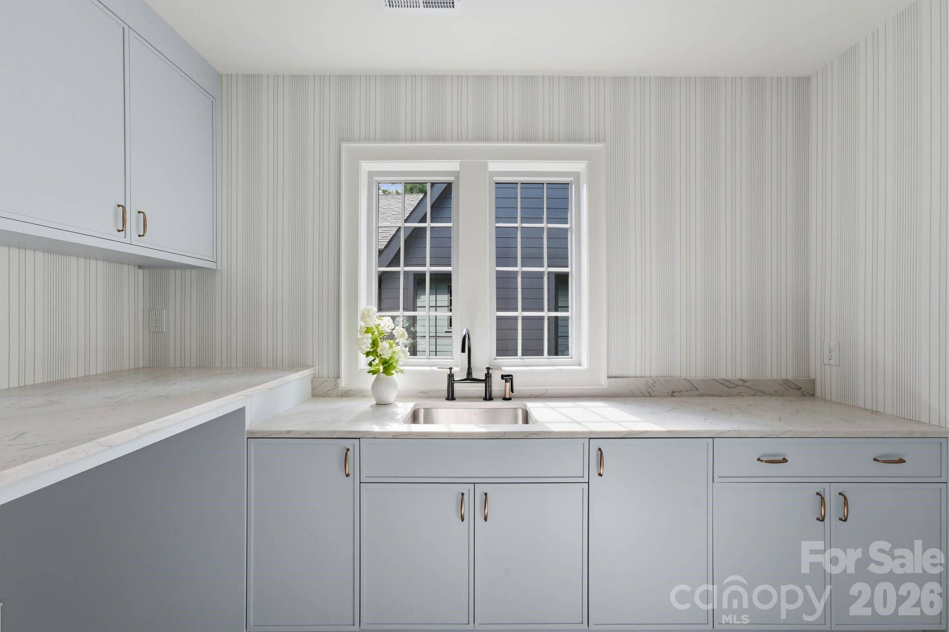 Upper Laundry Room (7'x12')