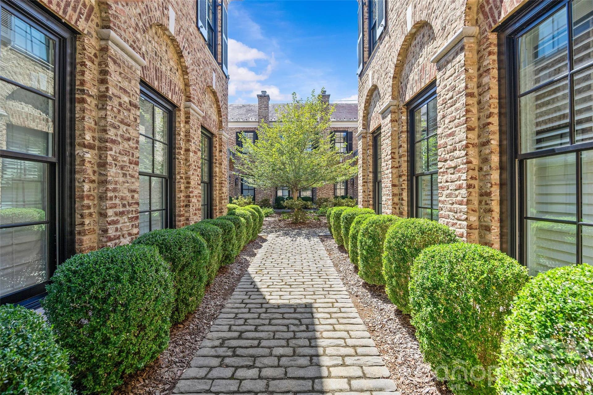 122 Cottage Place, Charlotte, NC 28207 Entry to Courtyard