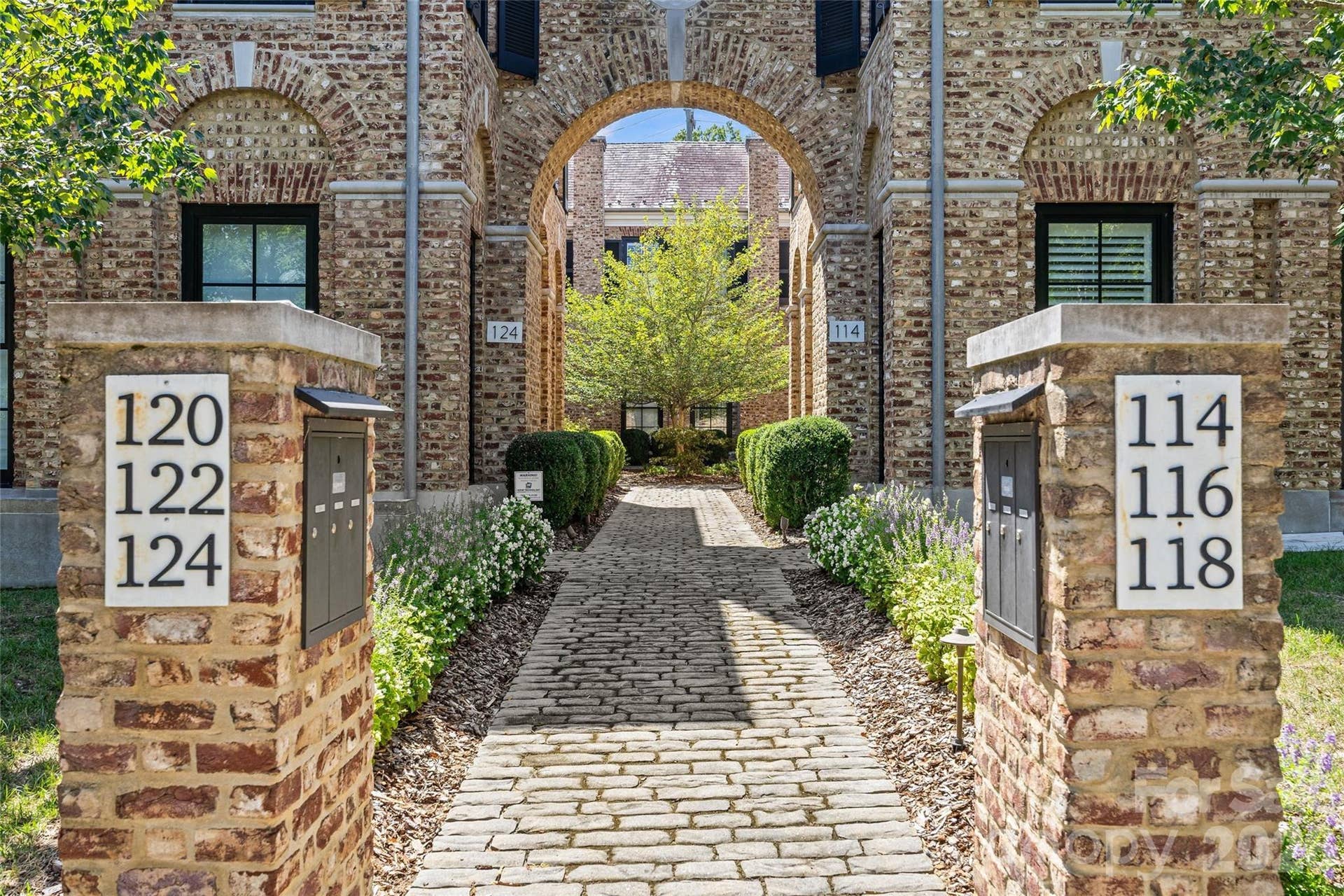122 Cottage Place, Charlotte, NC 28207 Entry to Courtyard