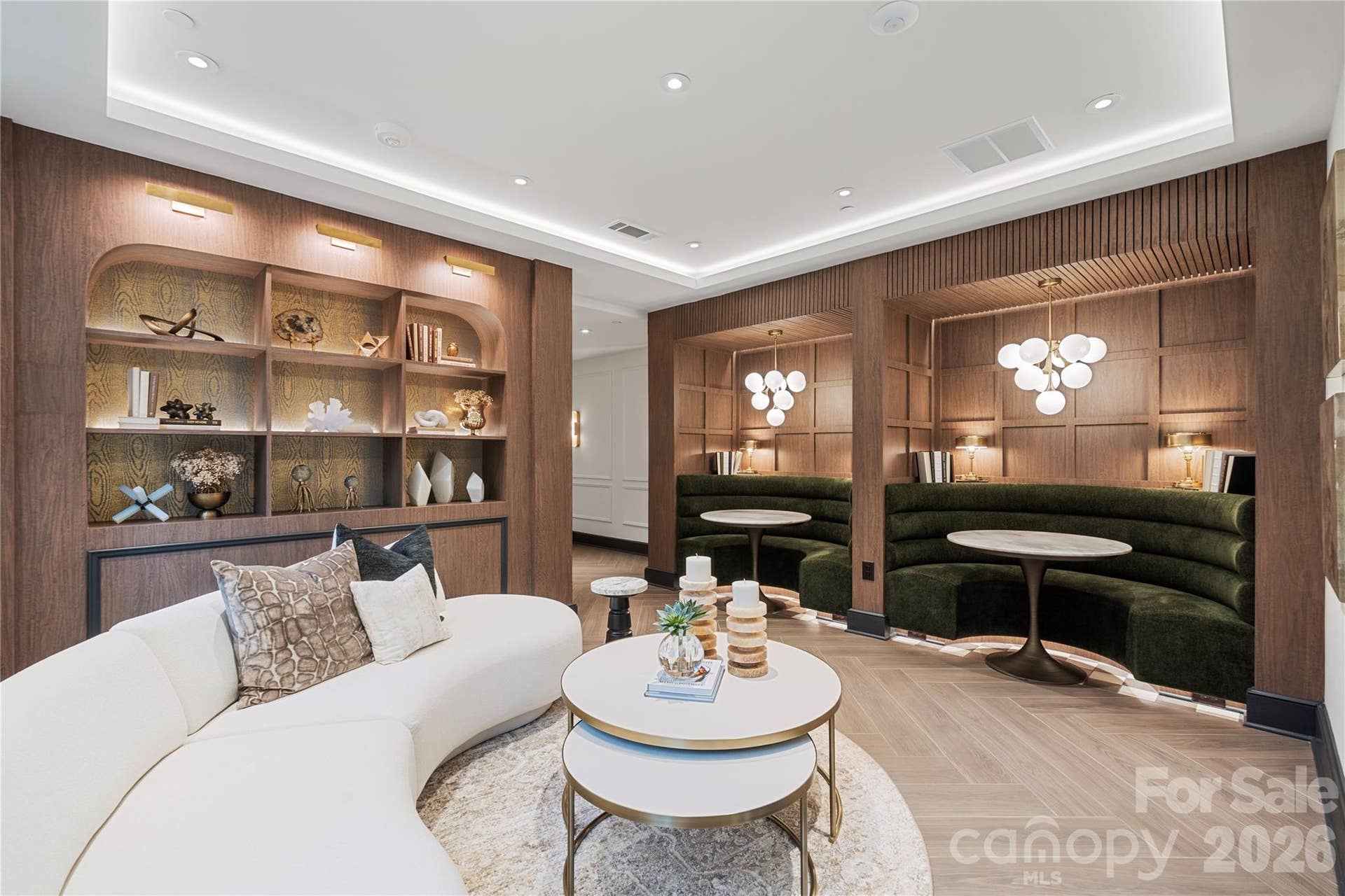 409 Queens Road, #503, Charlotte, NC 28207 Within the larger condominium complex is the sophisticated Residents Club which provides an exclusive and cozy contemporary atmosphere with built-in seating and warm designer finishes. The perfect entree to FOur09 Queens.