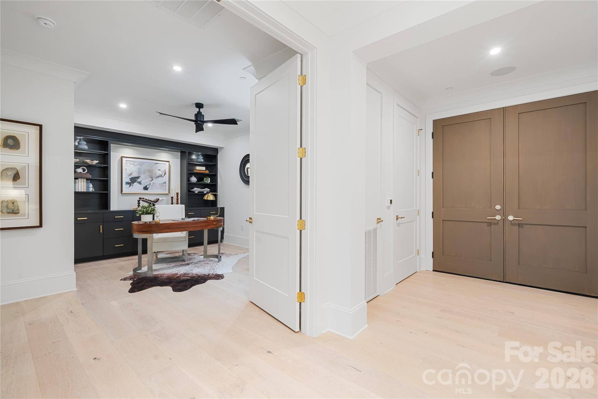 409 Queens Road, #503, Charlotte, NC 28207 Light-filled living space with oversized glass doors, treetop views and seamless access to the private terrace.
