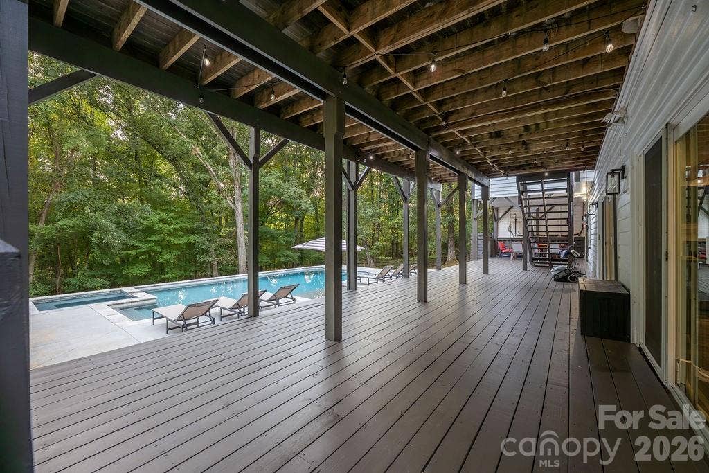 Expansive deck