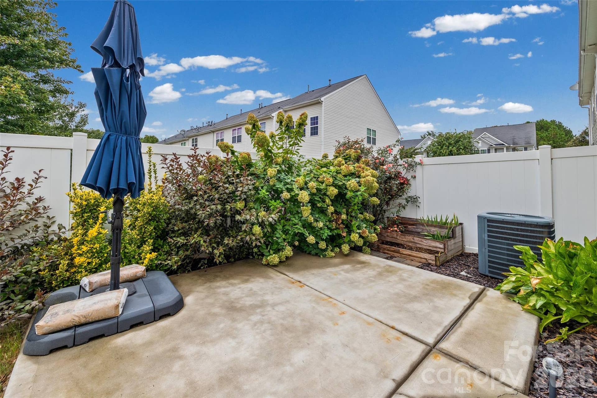 341 Sandy Spring Lane, Lake Wylie, SC 29710 patio/yard