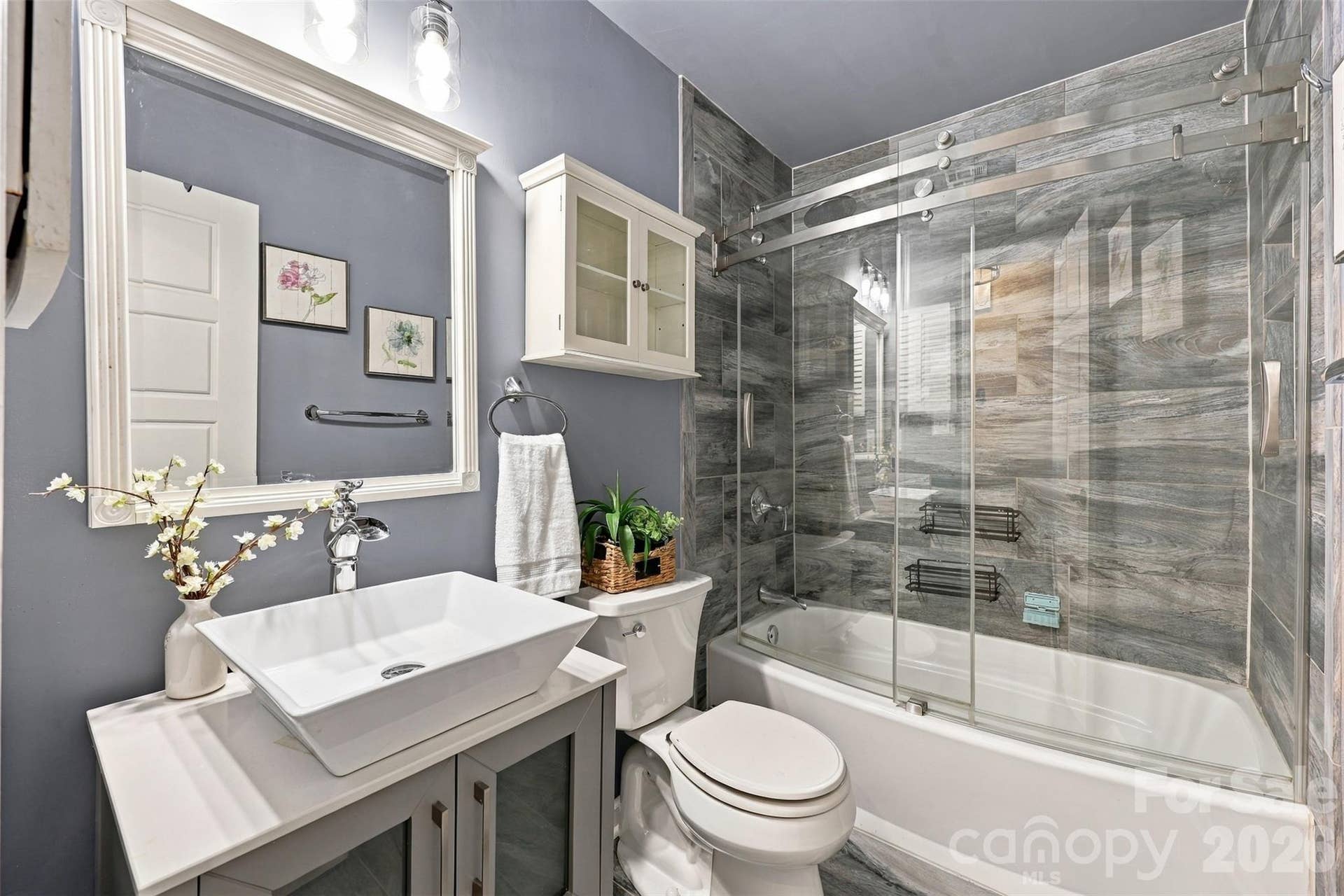 Main floor full bathroom