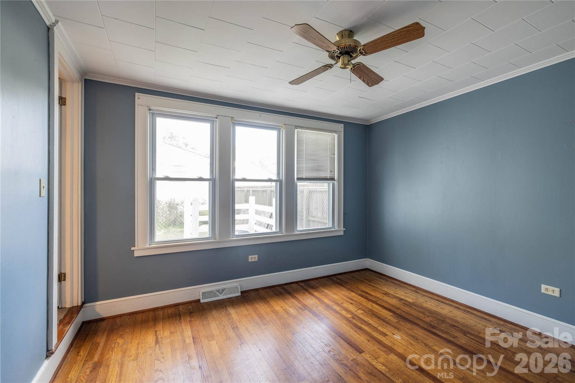 BED ROOM ON MAIN FLOOR