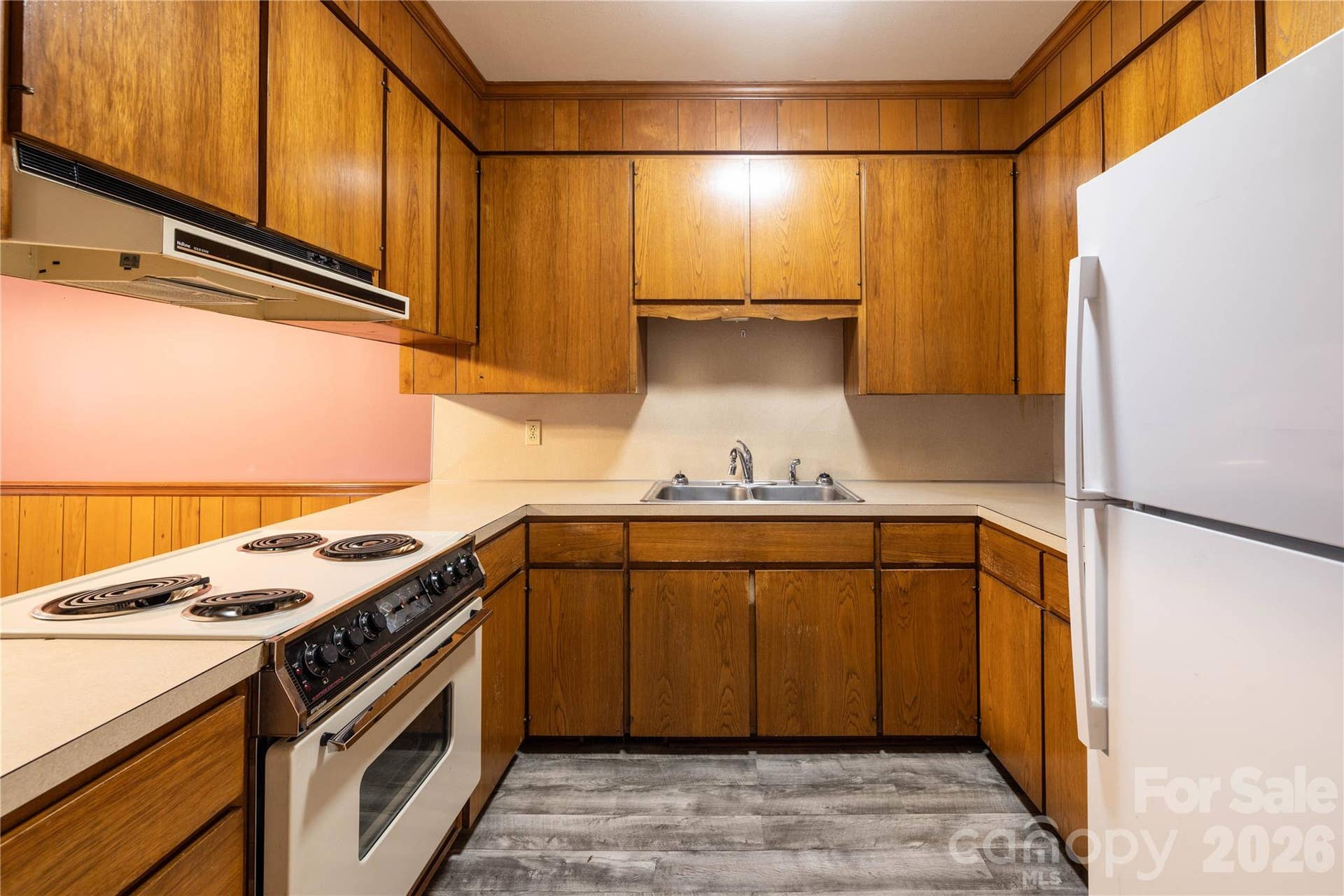 KITCHEN,LOTS OF CABINETS