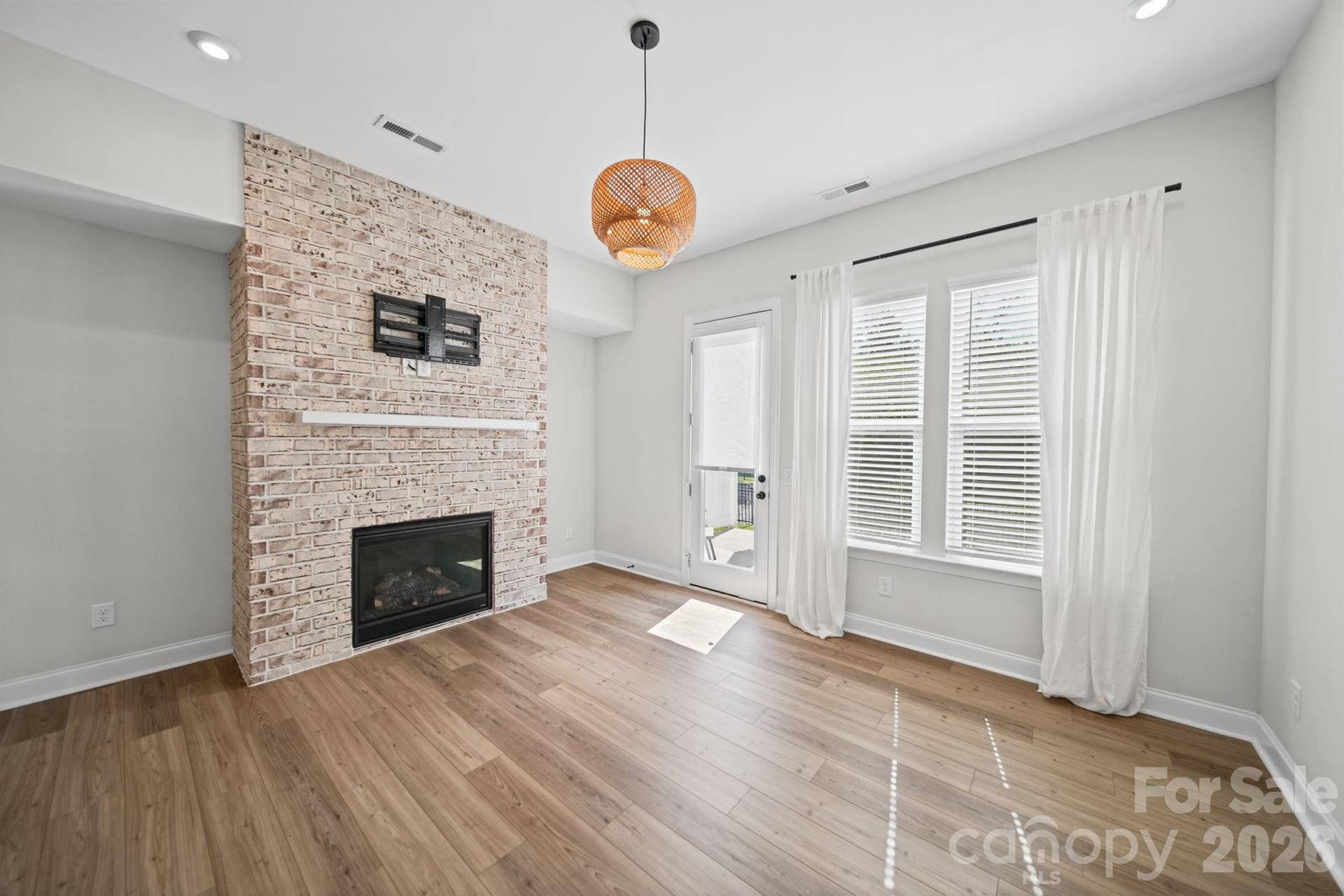 203 Heathbrook Lane, Waxhaw, NC 28173 Livingroom w/gas fireplace, Main floor