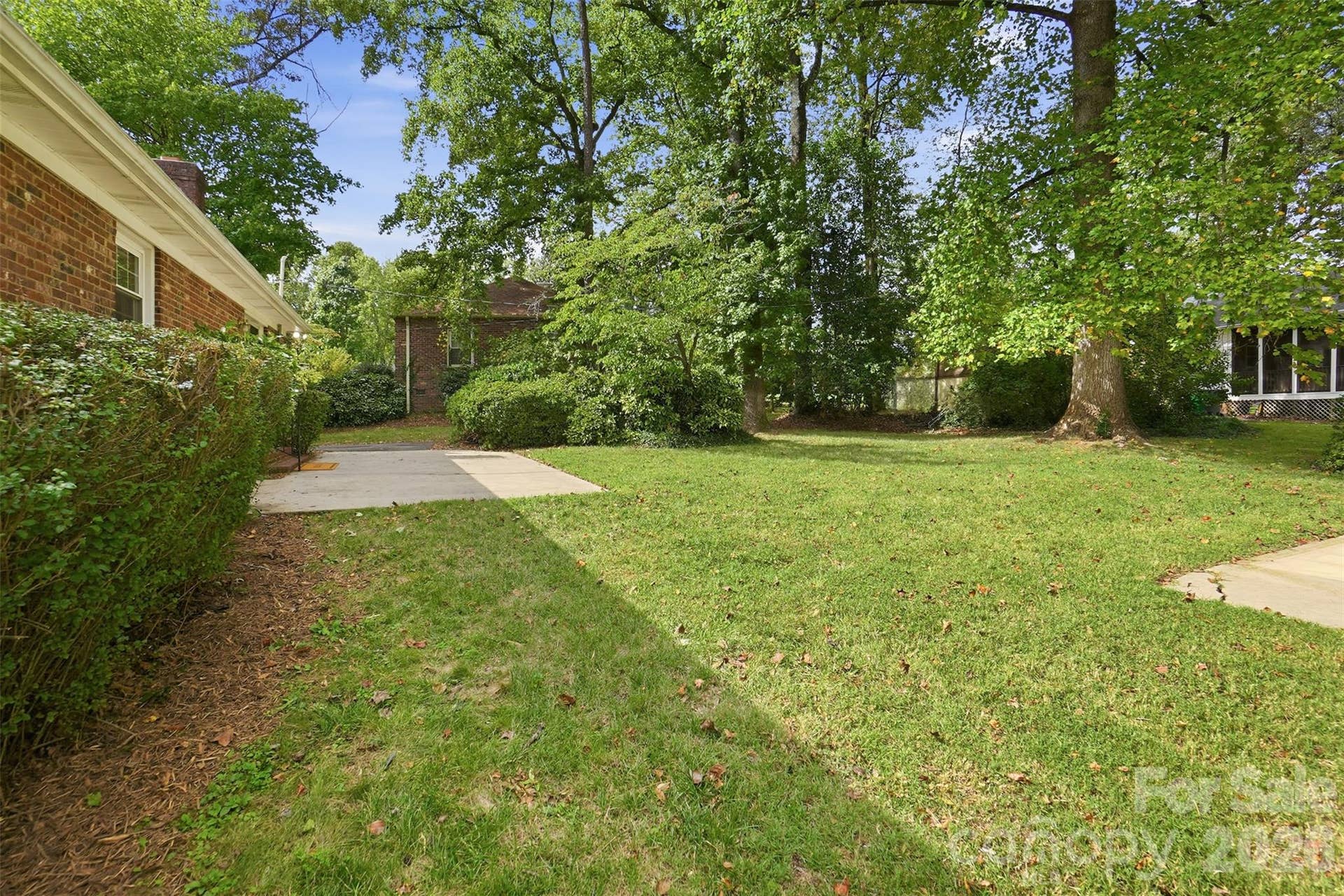 5724 Telfair Road, Charlotte, NC 28210 Lush landscape with mature oak trees on 0.28 acres