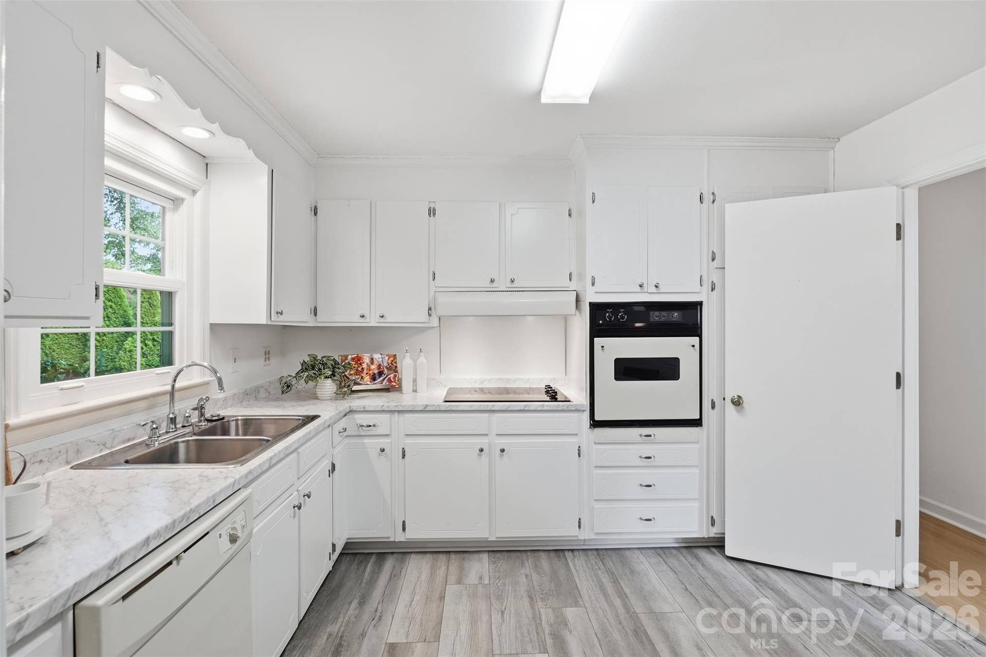 5724 Telfair Road, Charlotte, NC 28210 Kitchen with built-in oven and electric cook top