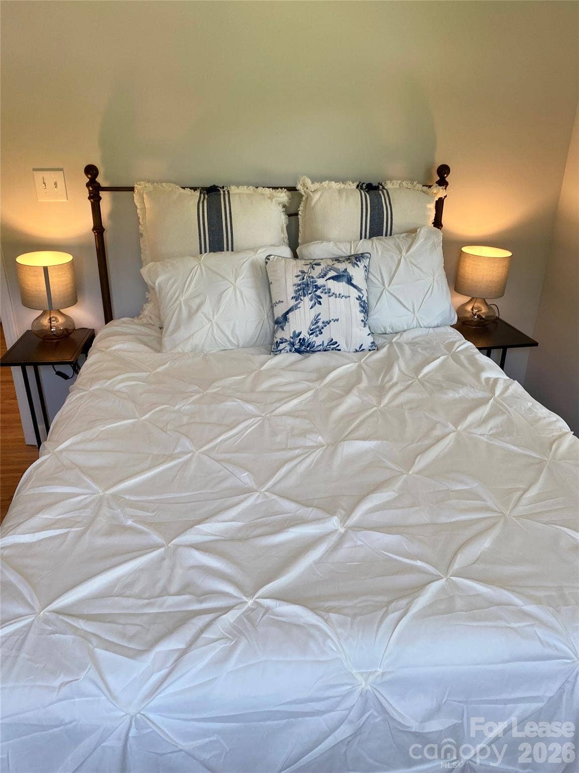 Primary bedroom (1/3 Bedrooms) Queen